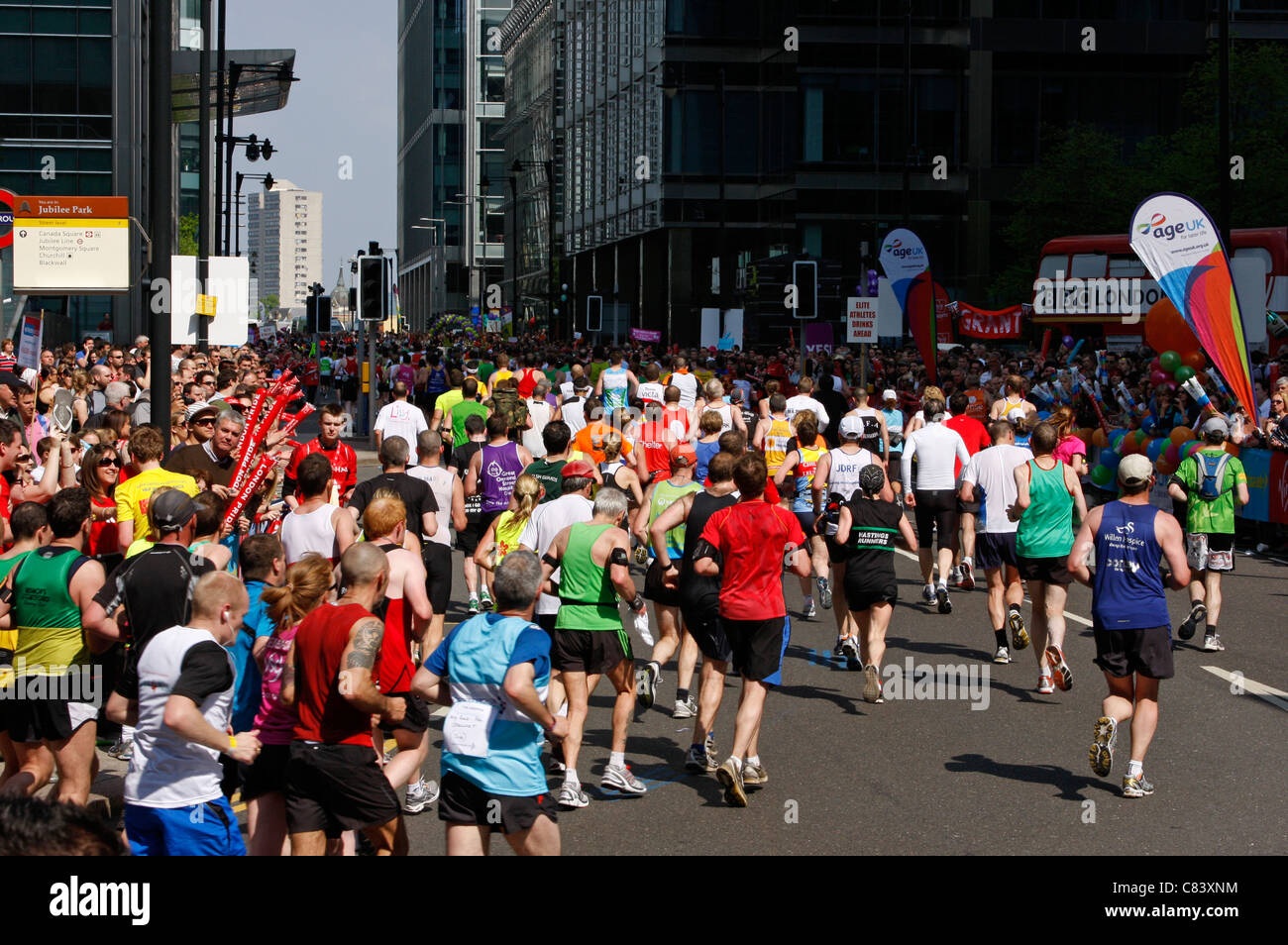 2011 London-Marathon-Läufer in Canary Wharf in der Nähe von Montgomery Square Stockfoto
