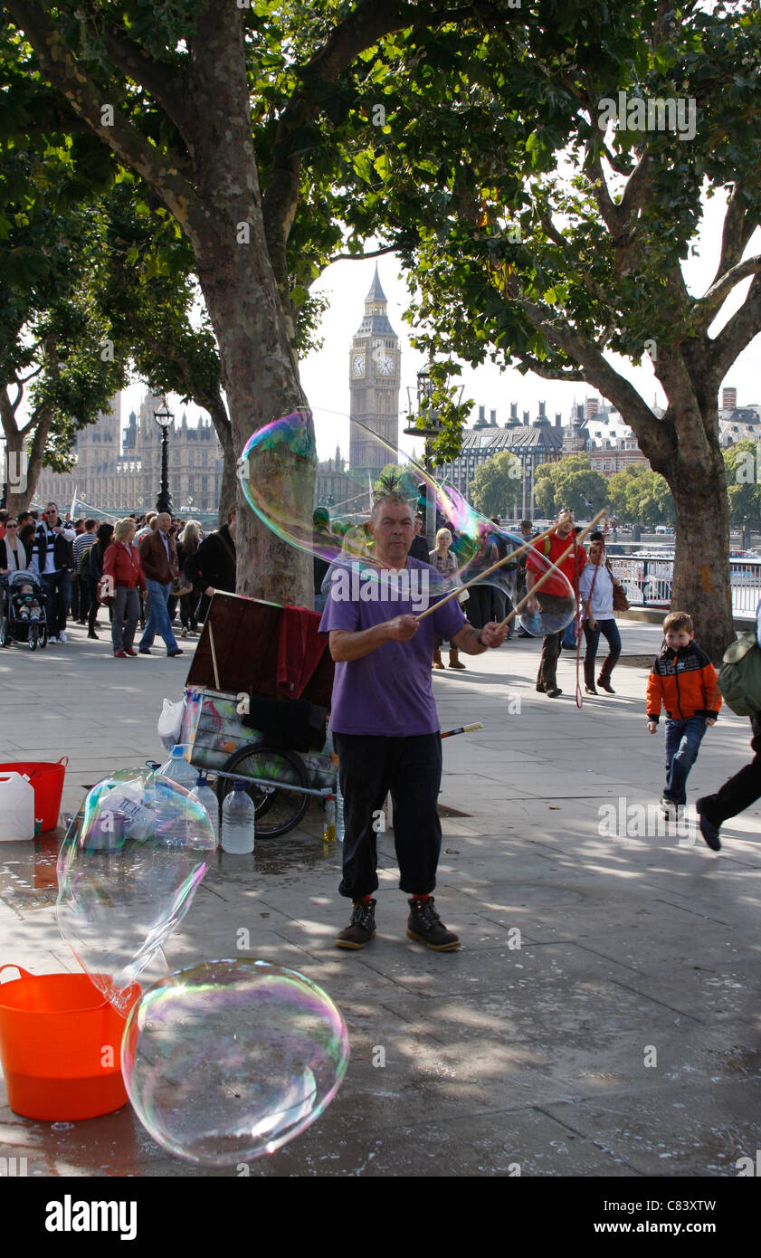 Entertainer auf der Londoner South Bank schaffen große Luftblasen Stockfoto