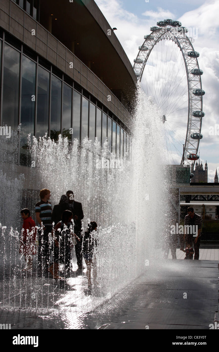 In der erscheinenden Zimmer Brunnen außerhalb der Festhalle auf der Londoner South Bank spielen Stockfoto