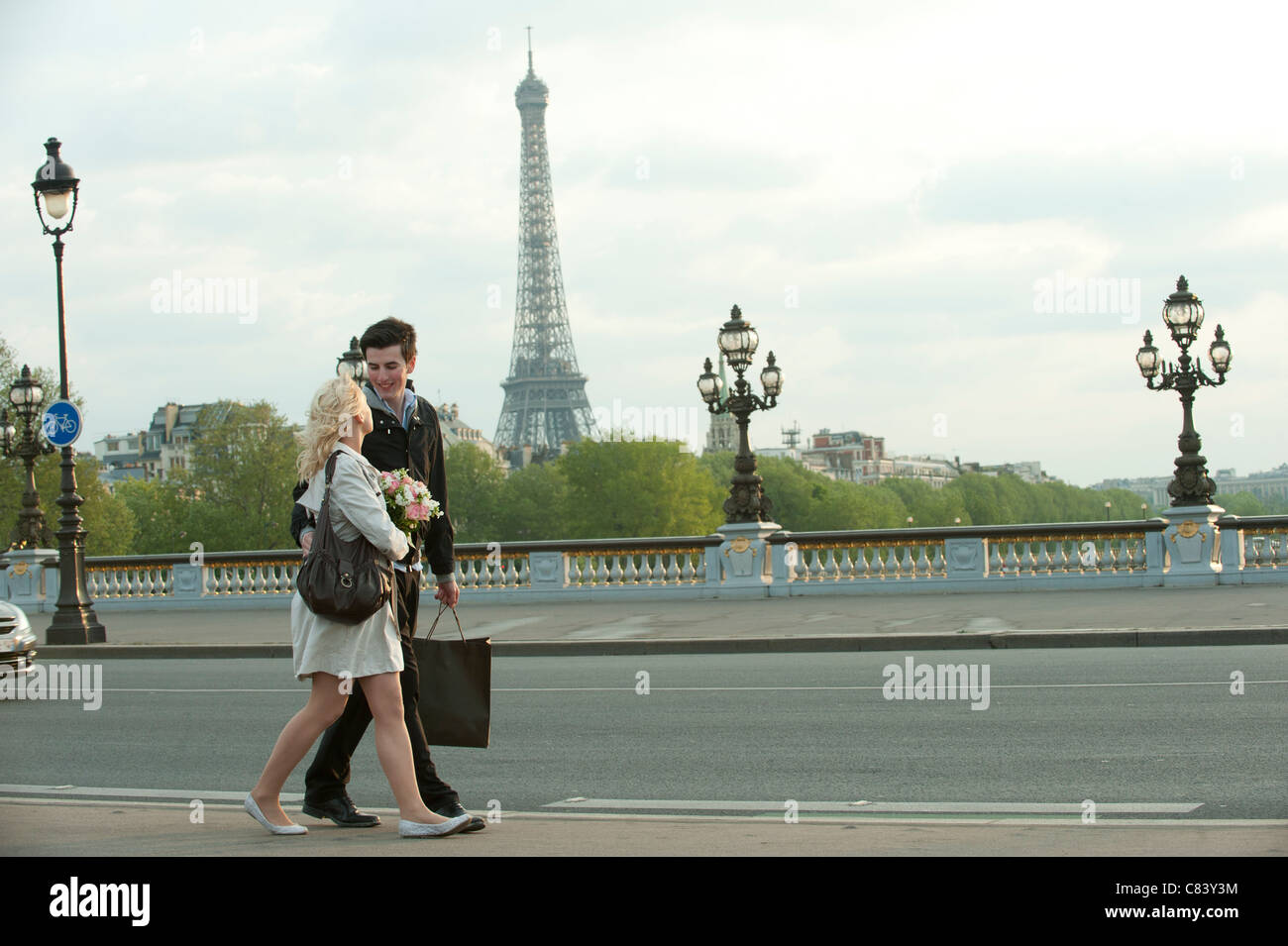 Kaukasischen Paare, die Brücke mit Eiffelturm im Hintergrund Stockfoto