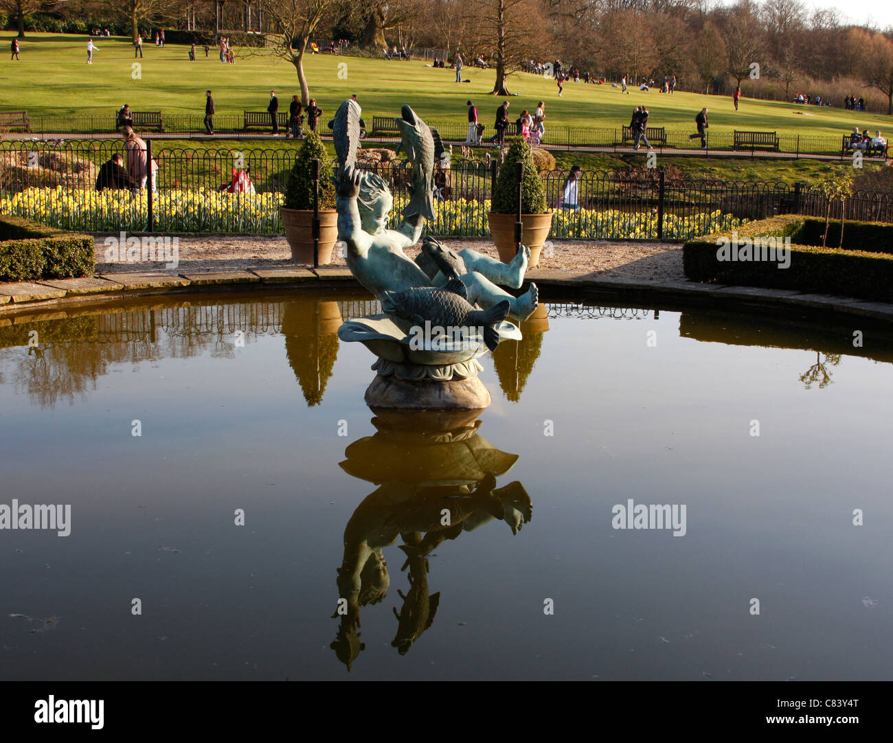 Springbrunnen und Teich in Golder Hill Park in Nord-London Stockfoto