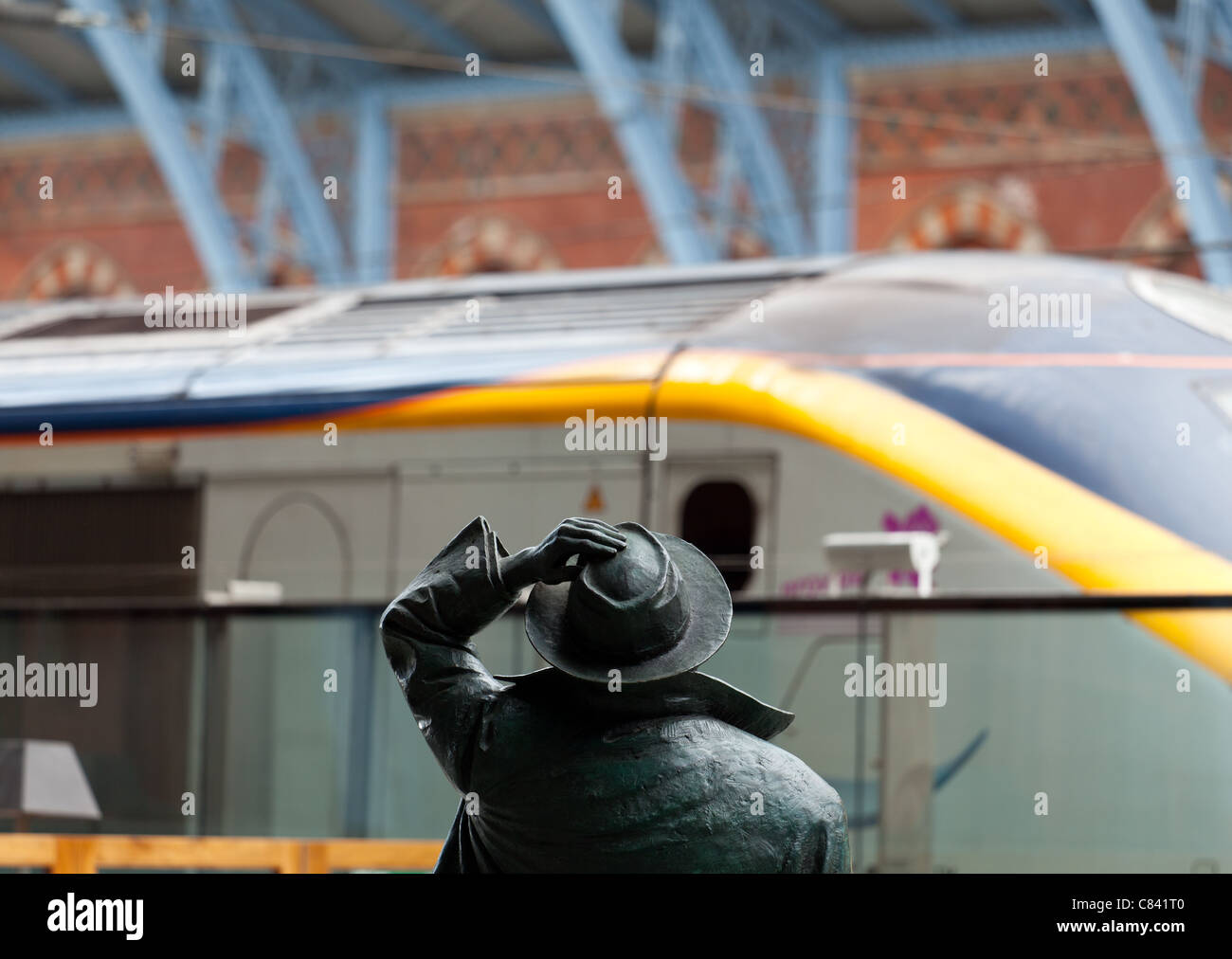 Statue von Sir John Betjeman verabschiedet sich von der Eurostar Zug verlassen Bahnhof St Pancras in London Stockfoto