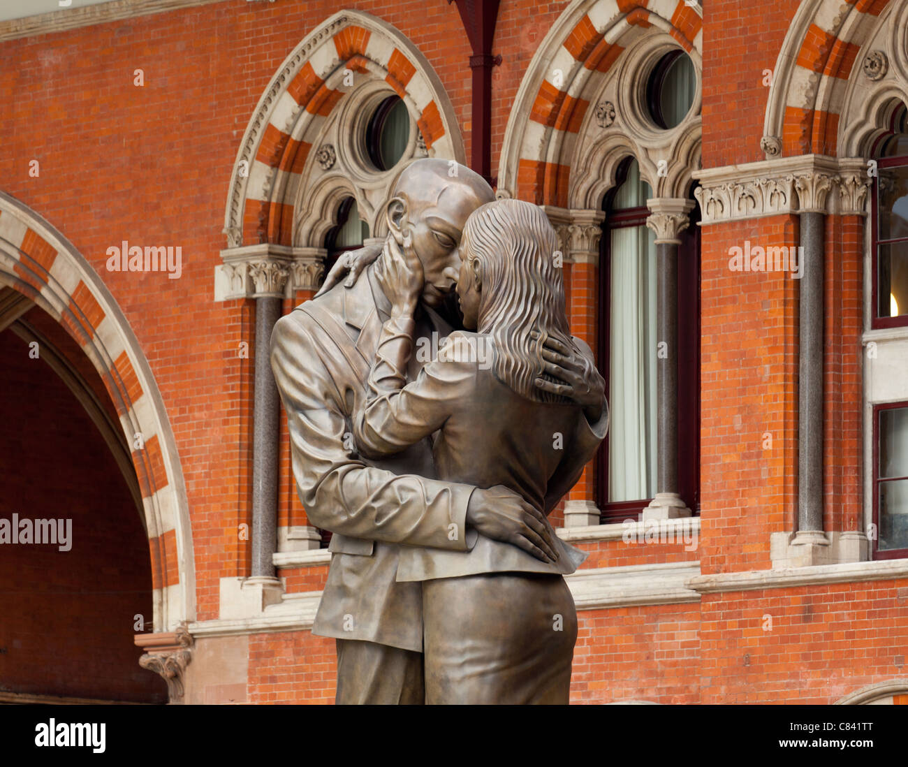 Anreise nach London grüßt auf der Eurostar-Zug im Bahnhof St Pancras treffen Ort statue Stockfoto