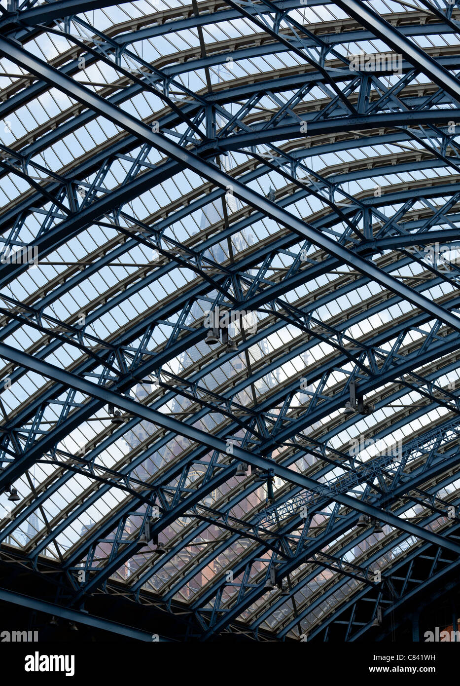 Uhrturm von St Pancras station durch das reich verzierte Glasdach der Eingangshalle des Gebäudes sichtbar Stockfoto