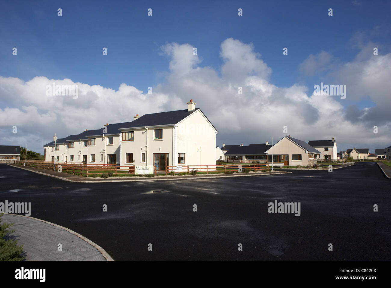 Geist Immobilien Ferienhäuser während der Immobilienboom in Enniscrone Grafschaft Sligo Irland gebaut. Stockfoto