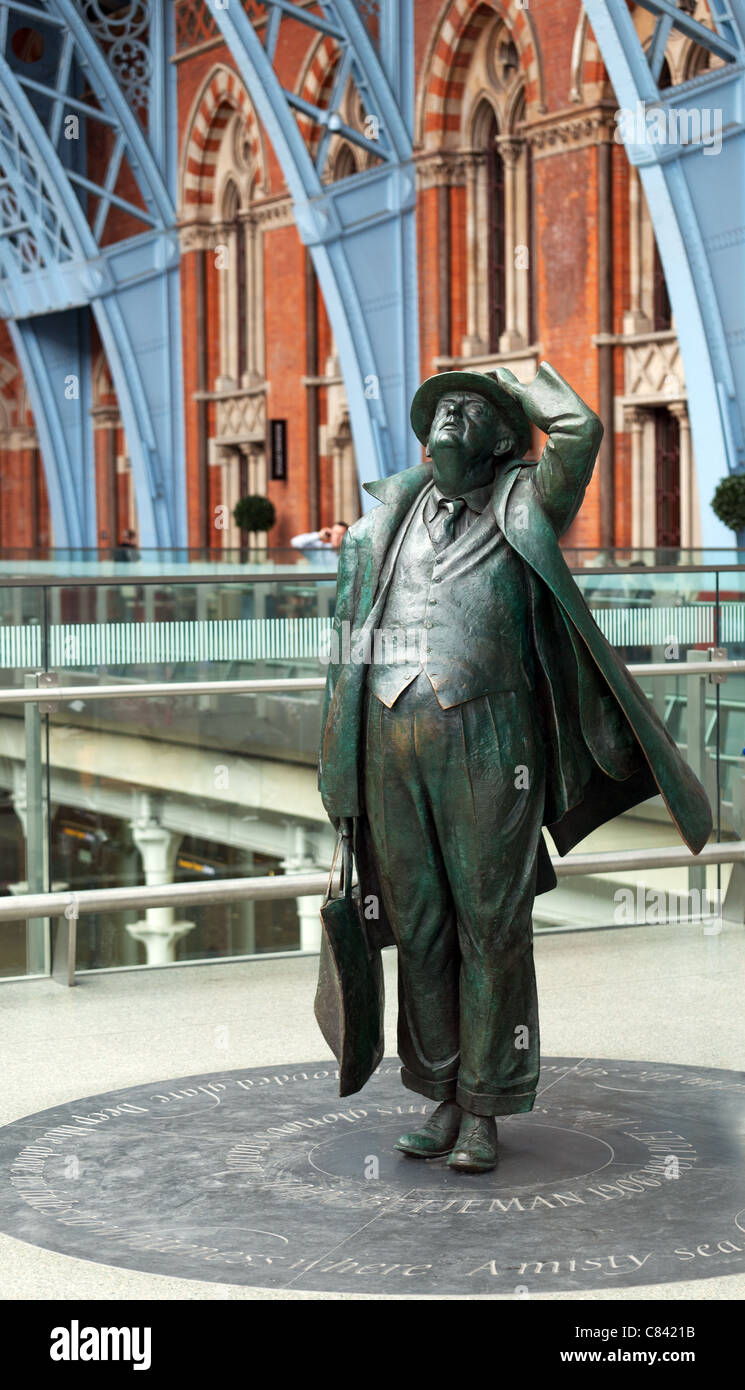 Statue von Sir John Betjeman in St Pancras Station in London Stockfoto