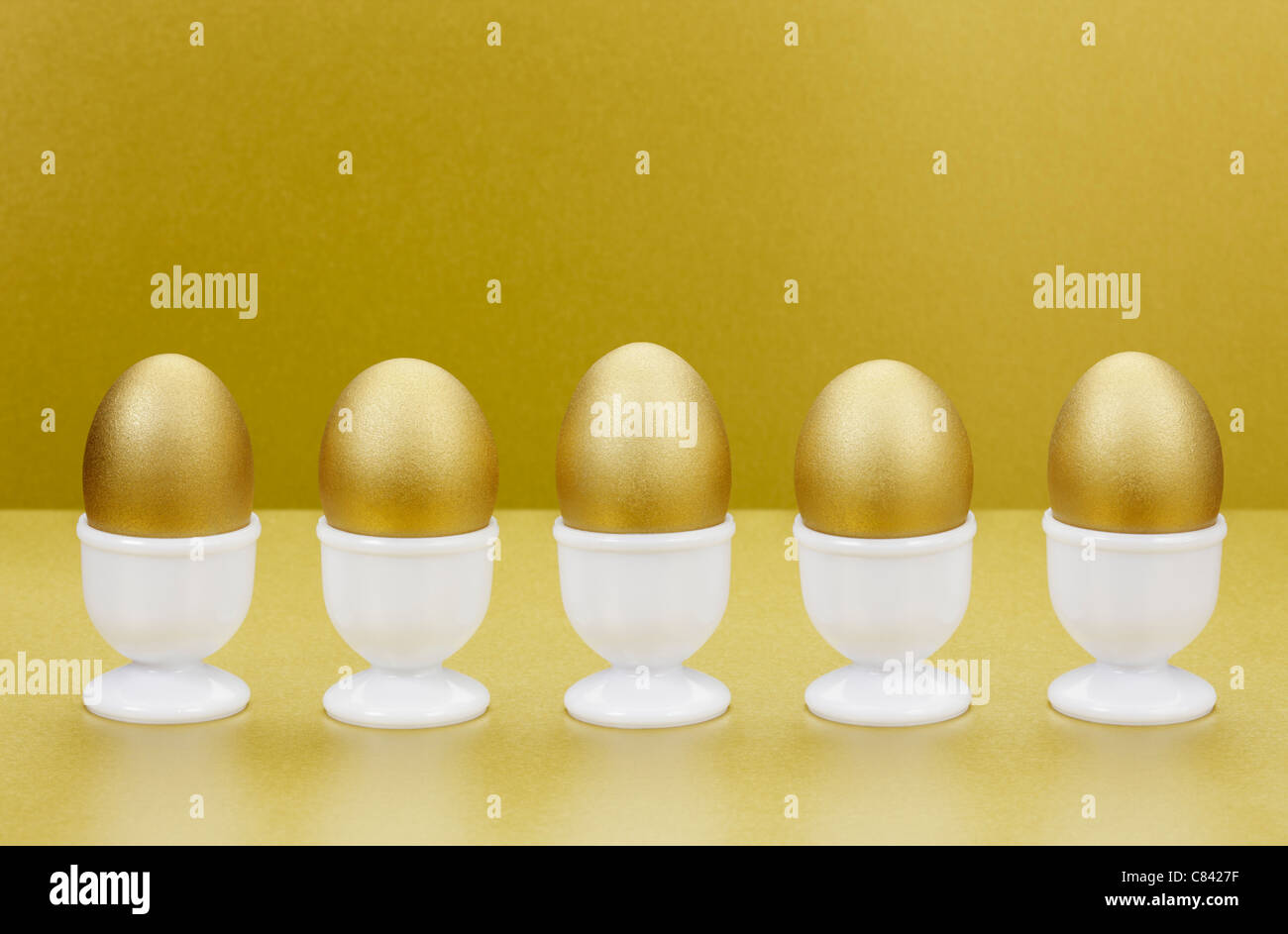 Goldenen Eiern in Eierbecher Stockfoto