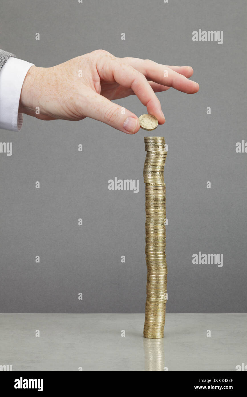 Unternehmer die Stapel von Münzen Stockfoto