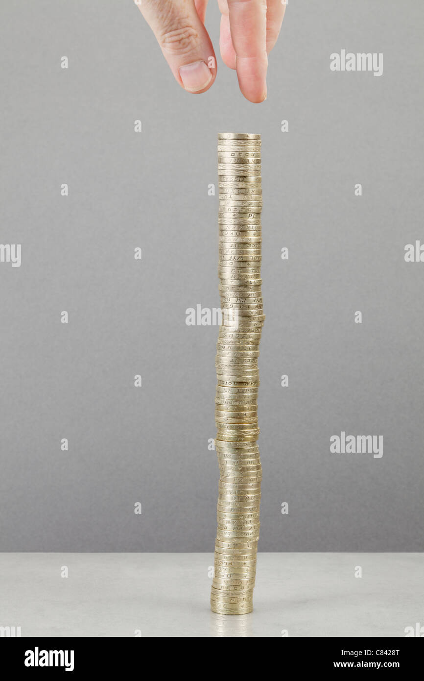 Mann die Stapel von Münzen Stockfoto