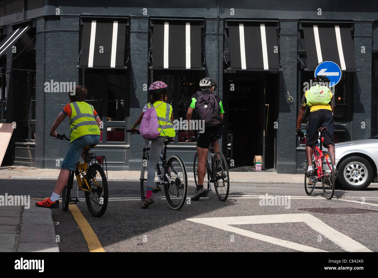 Eine Gruppe von Radfahrern warten an einer Kreuzung, bevor Sie fortfahren Stockfoto