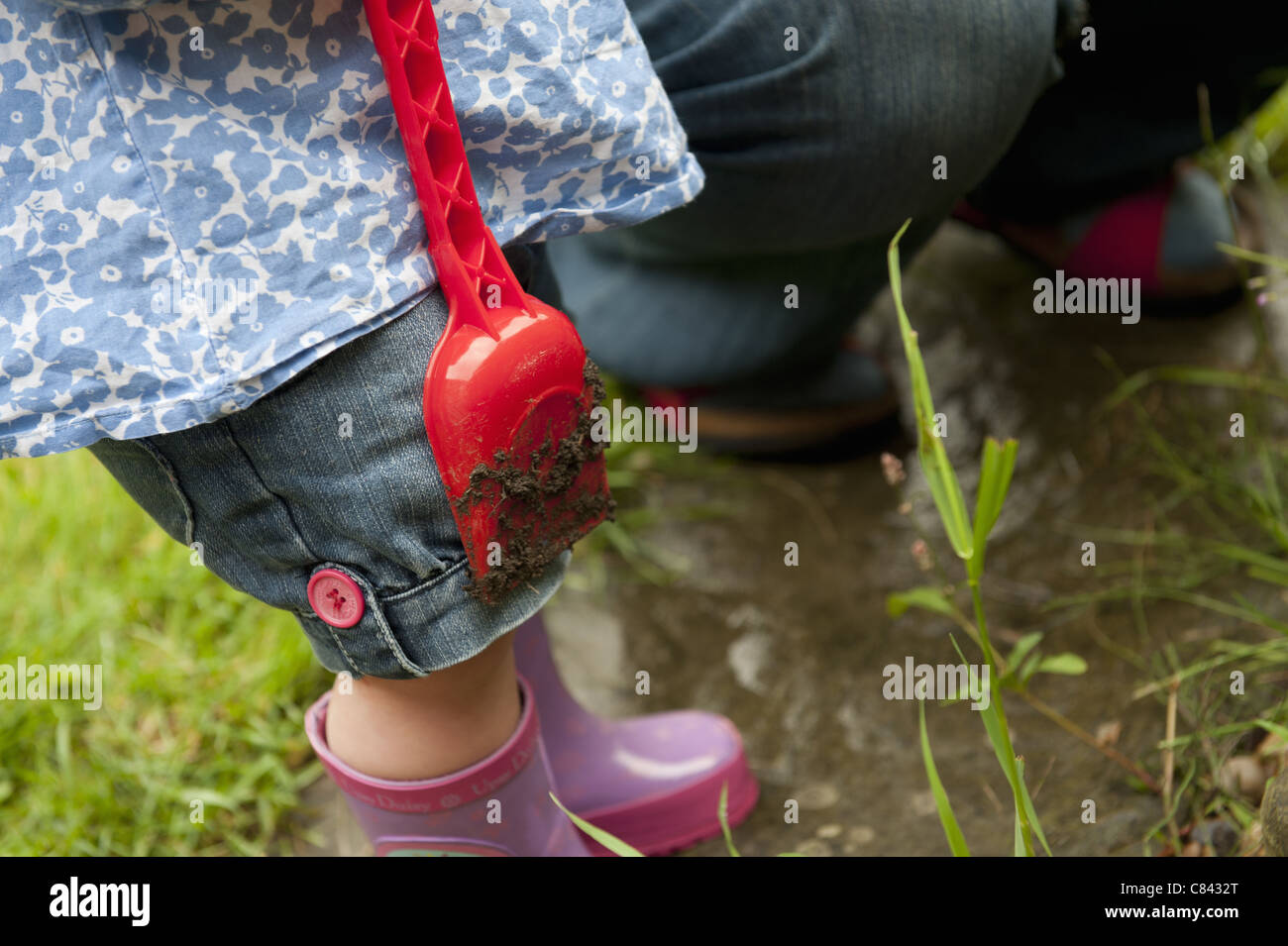 Kleinkind Mädchen halten schmutzig Schaufel Stockfoto