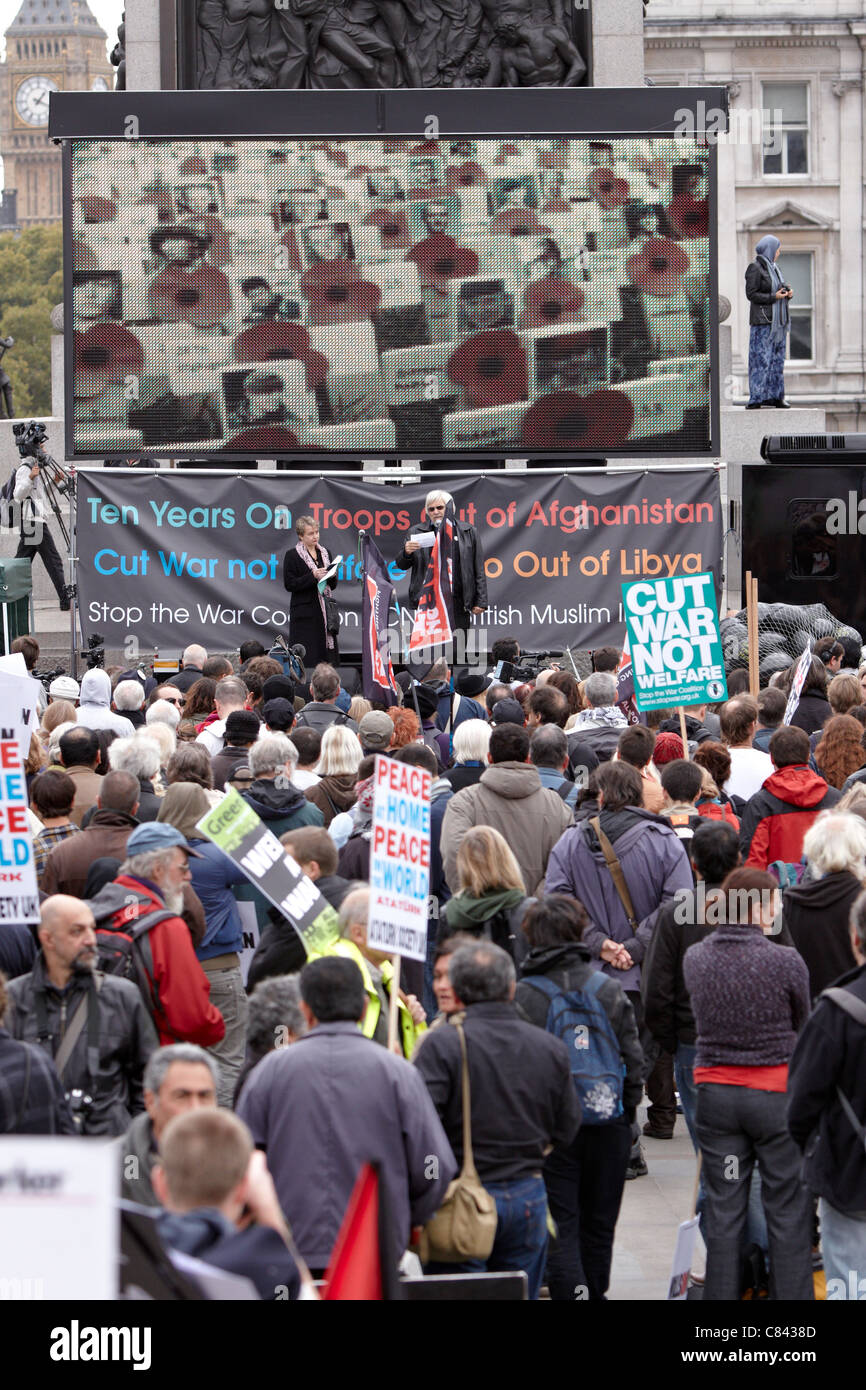 120 schwarze Luftballons, eine für jeden Monat des Afghanistan-Krieges, erscheinen in der Anti-Krieg Masse Versammlung auf dem Trafalgar Square Stockfoto
