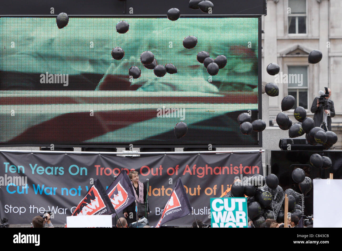 120 schwarze Luftballons, eine für jeden Monat des Afghanistan-Krieges, erscheinen in der Anti-Krieg Masse Versammlung auf dem Trafalgar Square Stockfoto