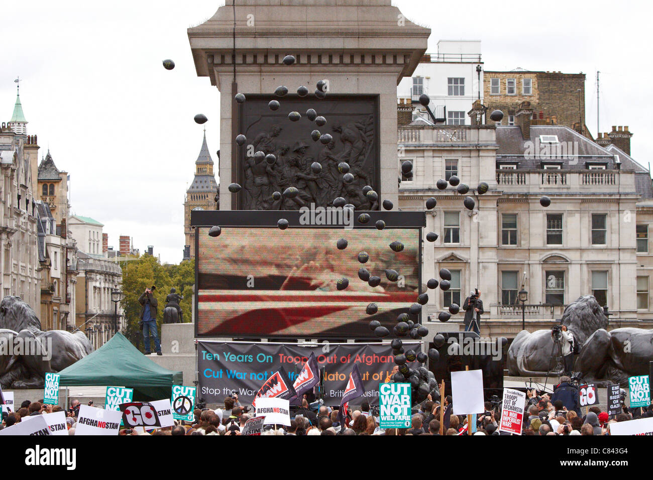 120 schwarze Luftballons, eine für jeden Monat des Afghanistan-Krieges, erscheinen in der Anti-Krieg Masse Versammlung auf dem Trafalgar Square Stockfoto