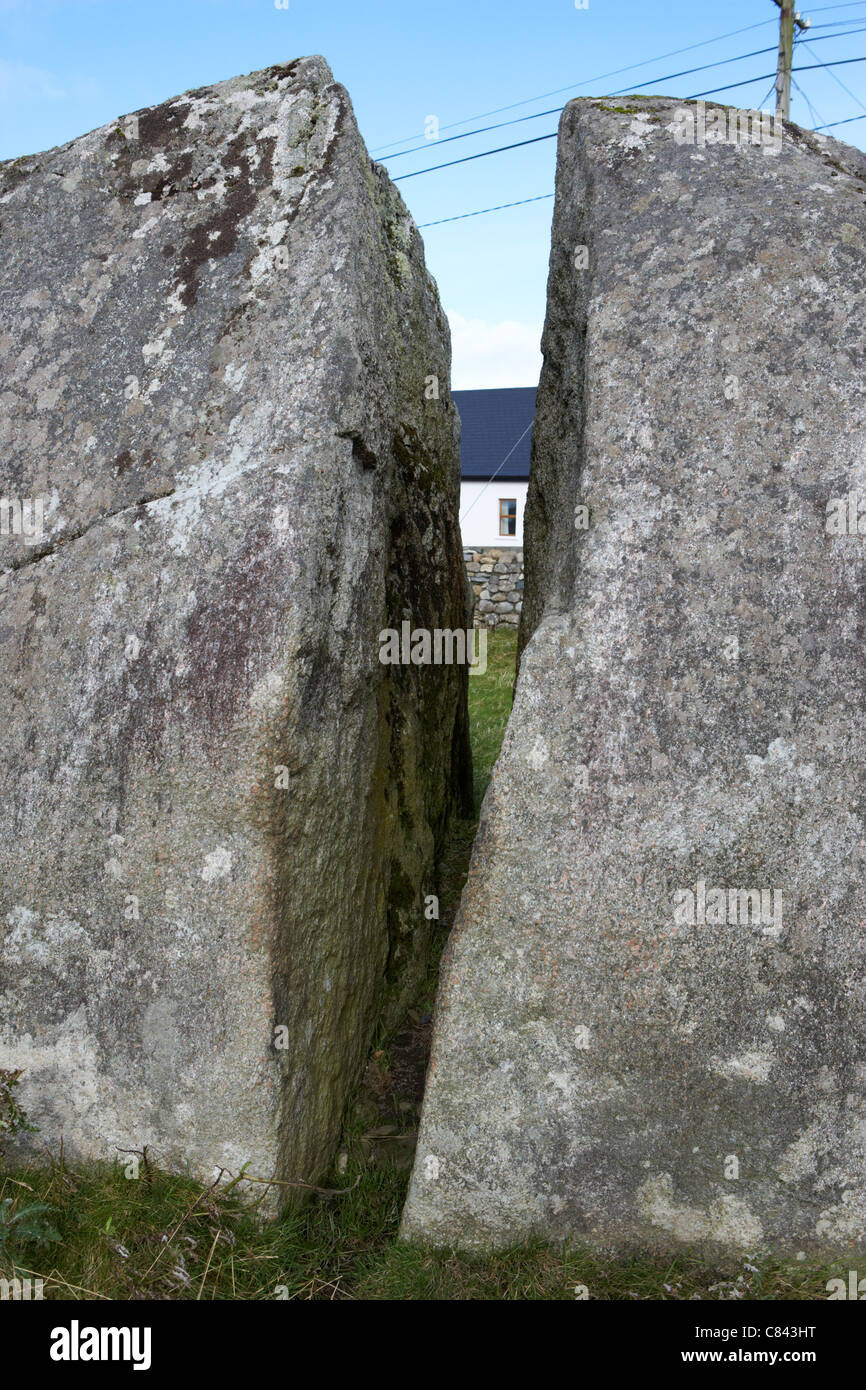 Eiszeit-Boulder als Split Rock Kileenduff Easkey Grafschaft Sligo Irland bekannt. Stockfoto