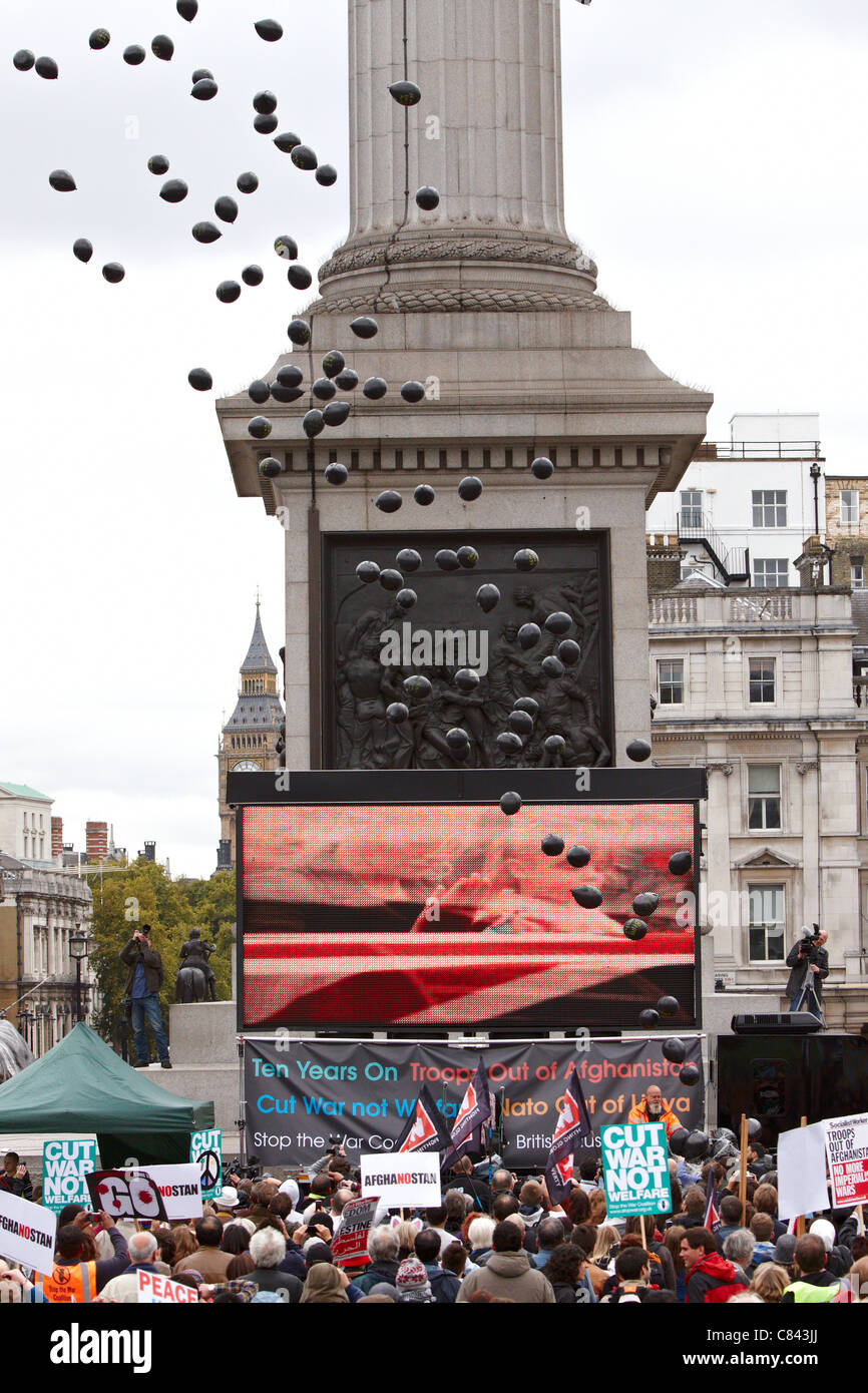 120 schwarze Luftballons, eine für jeden Monat des Afghanistan-Krieges, erscheinen in der Anti-Krieg Masse Versammlung auf dem Trafalgar Square Stockfoto
