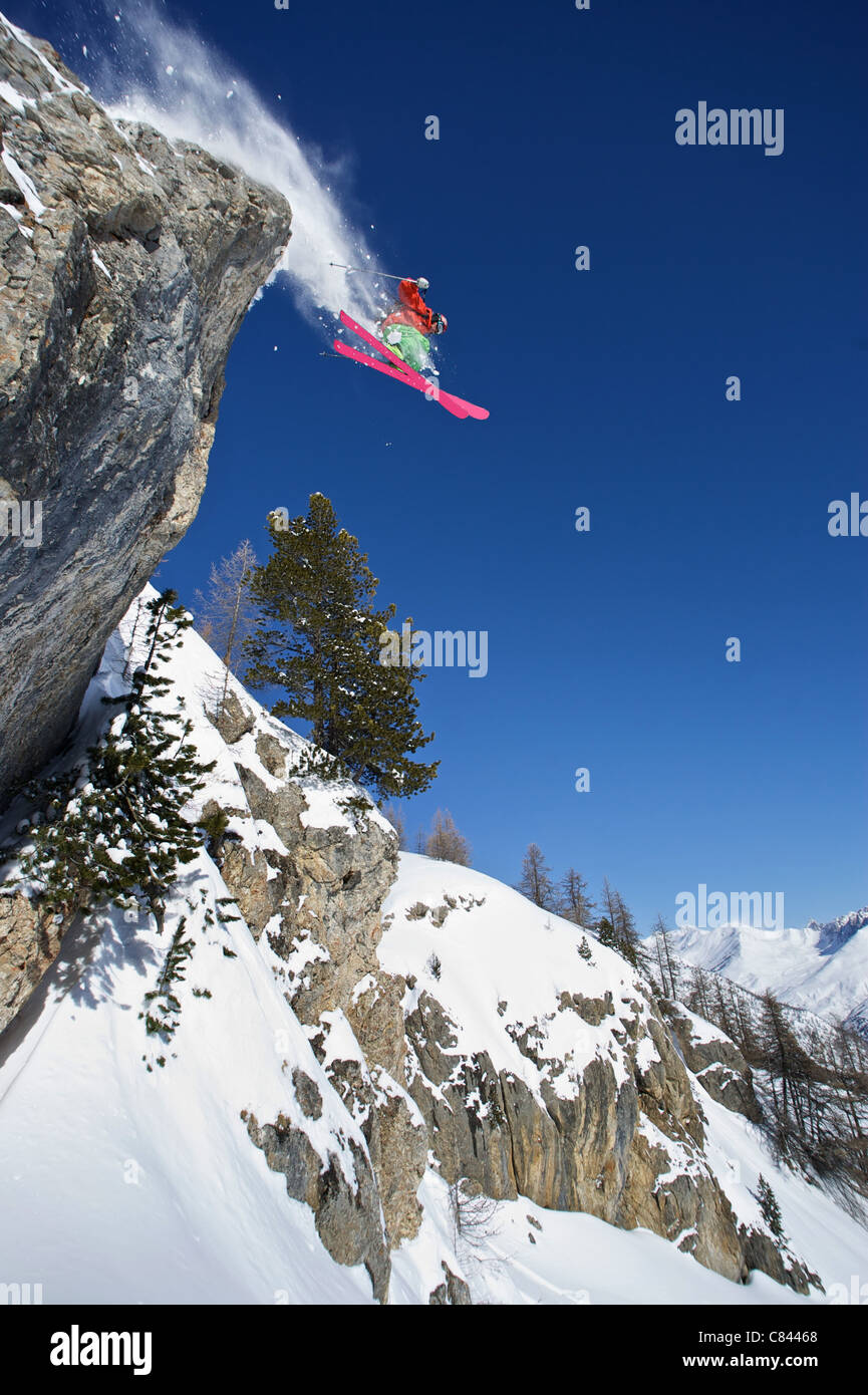 Skifahrer in der Luft auf verschneiten Bergen Stockfoto