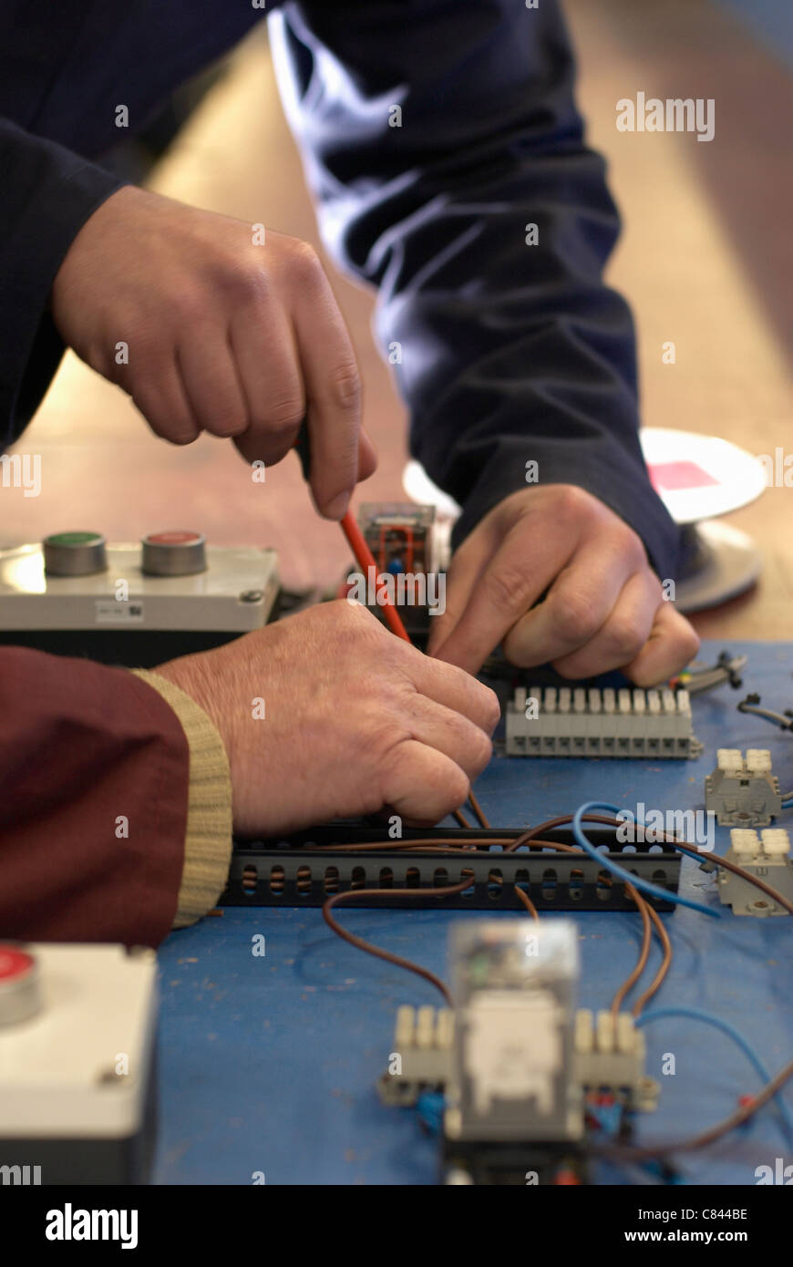 Elektroingenieure arbeiten im shop Stockfoto