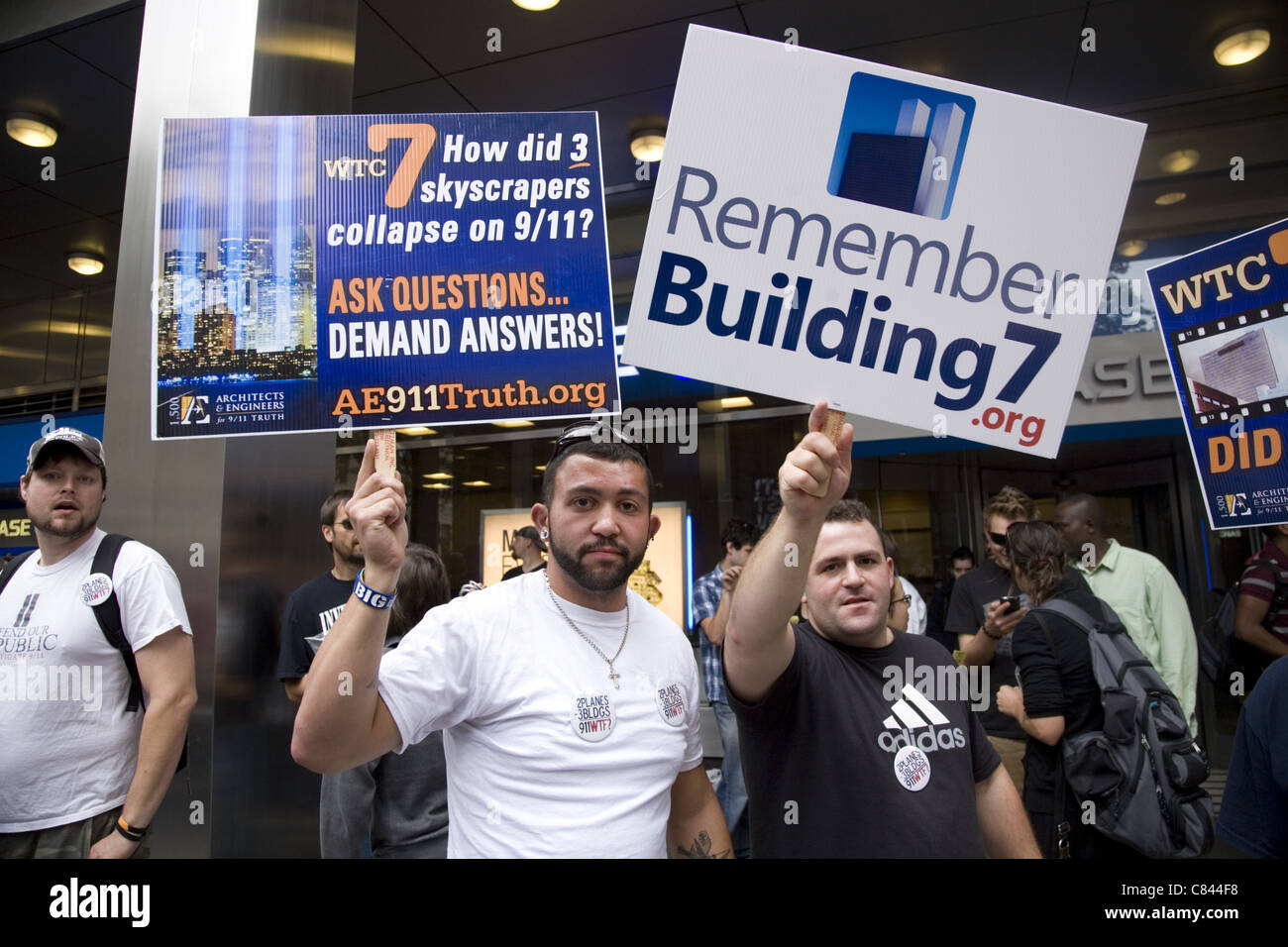 10. Jahrestag der 9/11, NYC. Verschwörungstheoretiker demonstrieren für eine unabhängige Untersuchung der Katastrophe von 9/11. Stockfoto