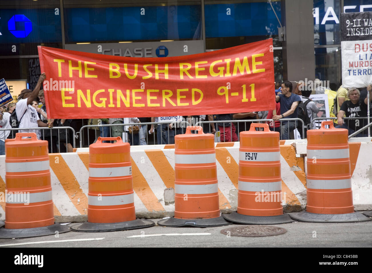 10. Jahrestag der 9/11, NYC. Verschwörungstheoretiker demonstrieren für eine unabhängige Untersuchung der Katastrophe von 9/11. Stockfoto