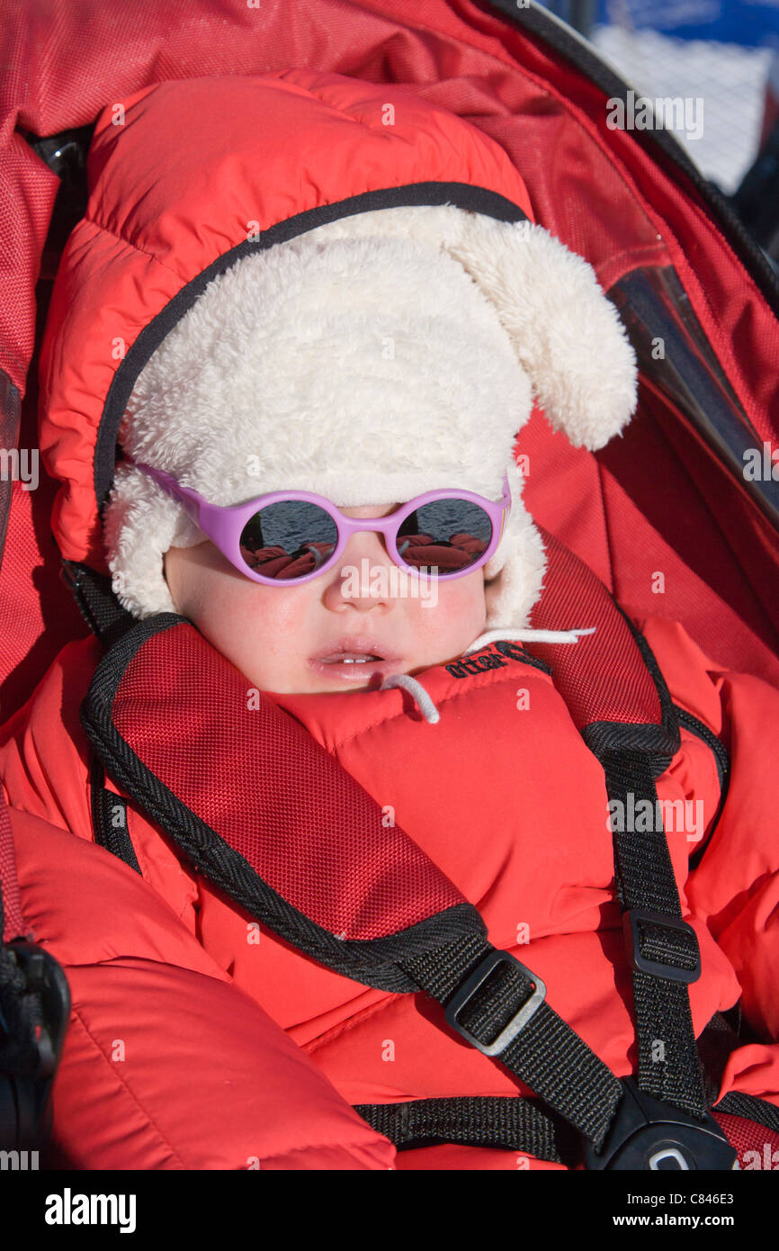1 Jahr alt Baby Mädchen Sonnenbaden, Compatsch, Alpe di Siusi, Mont Seuc in Ladinisch, Südtiroler Dolomiten, Italien, Winter Stockfoto