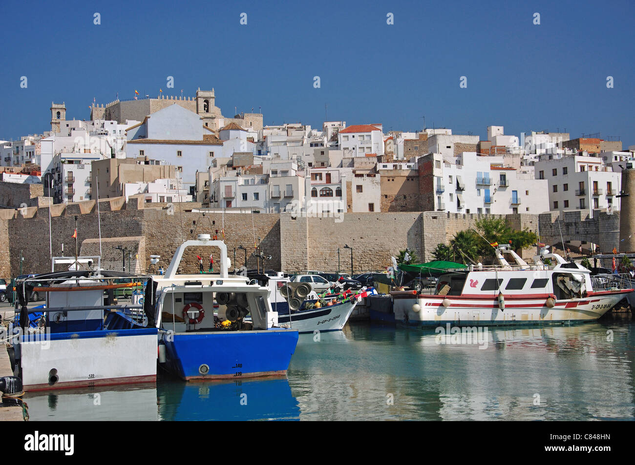 Altstadt von Hafen, Peníscola, Costa del Azahar, Provinz Castellón, Valencia, Spanien Stockfoto