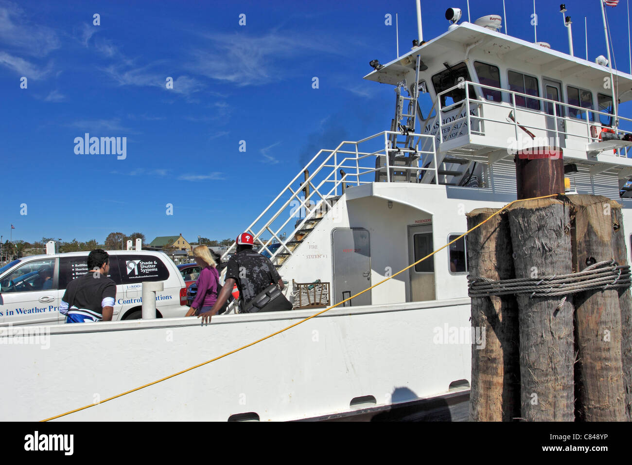 Passagiere und Autos bereit, an Bord der Fähre von Shelter Island in Greenport Long Island NY Stockfoto