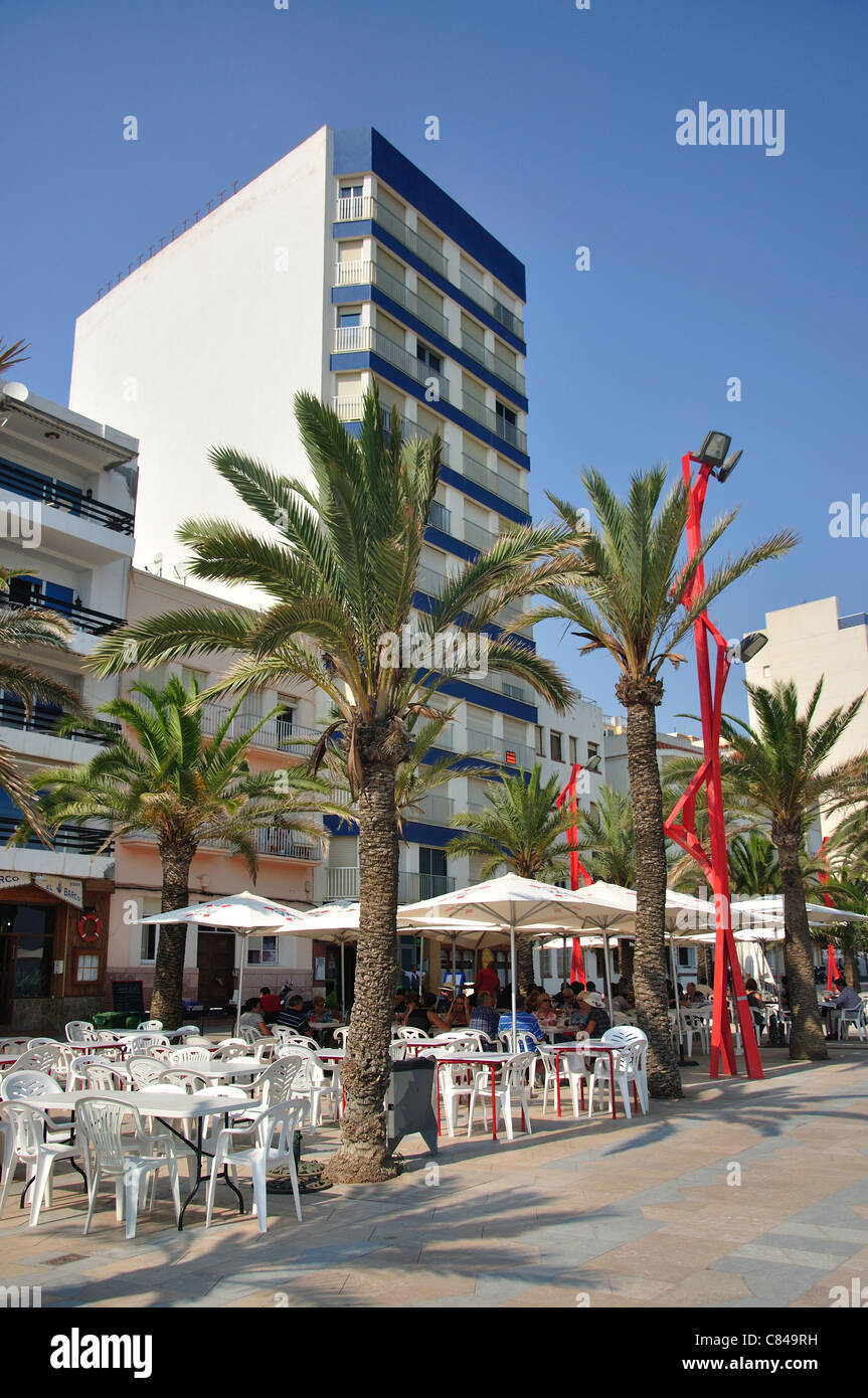 Strandpromenade von Platja del Forti, Vinaròs, Costa del Azahar, Provinz Castellón, Valencia, Spanien Stockfoto