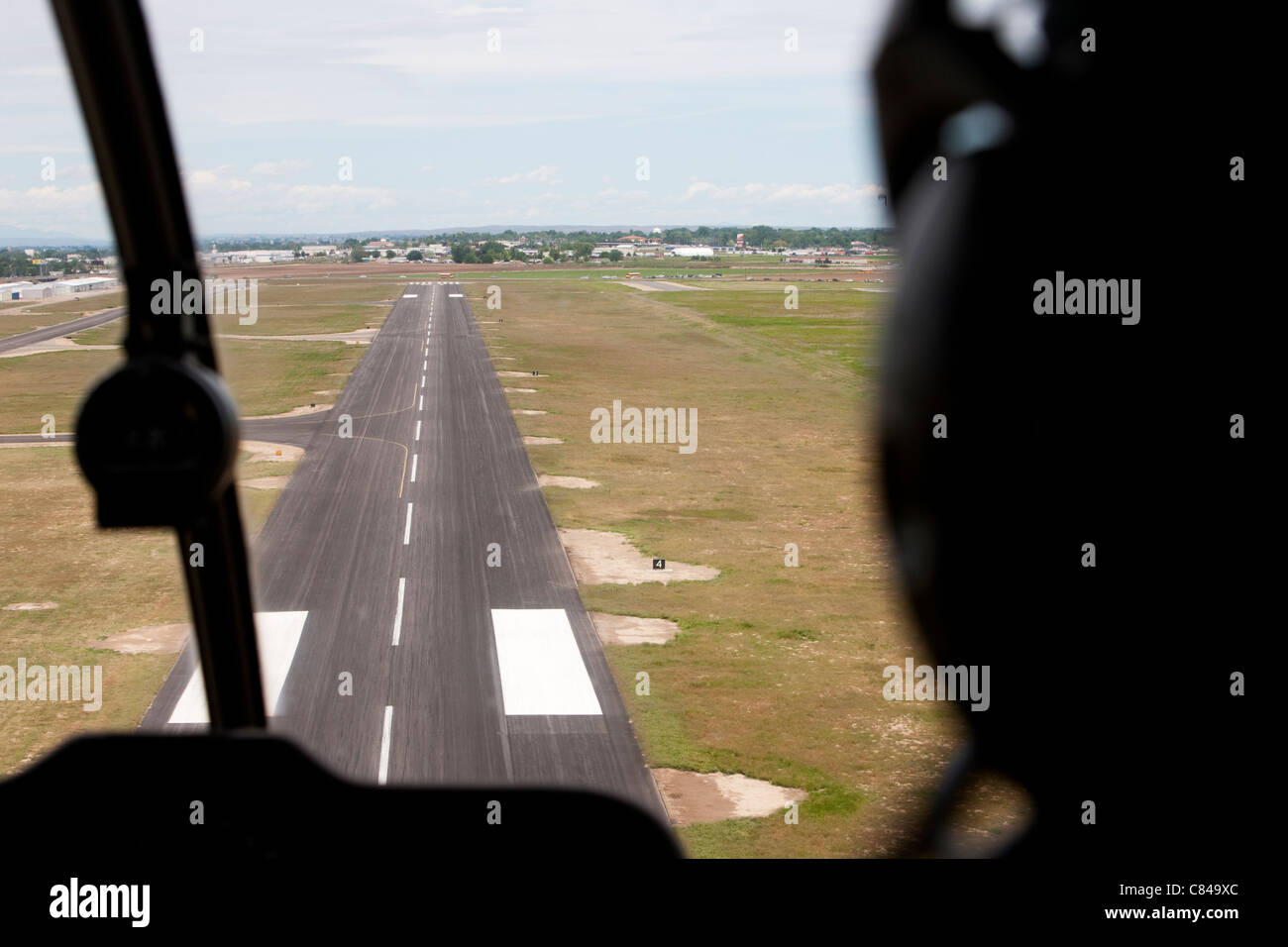 Cockpit-Ansicht von Flugzeug Landung auf der Landebahn des Flughafens Stockfoto