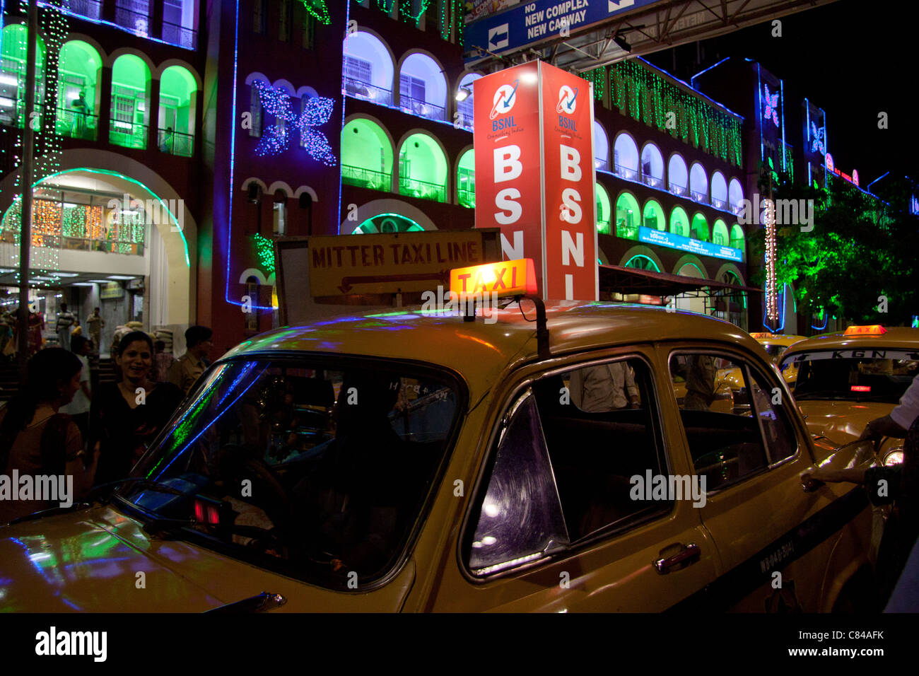 Howrah Station für Durga Puja Festival in Kolkata (Kalkutta), West Bengal, Indien beleuchtet. Stockfoto