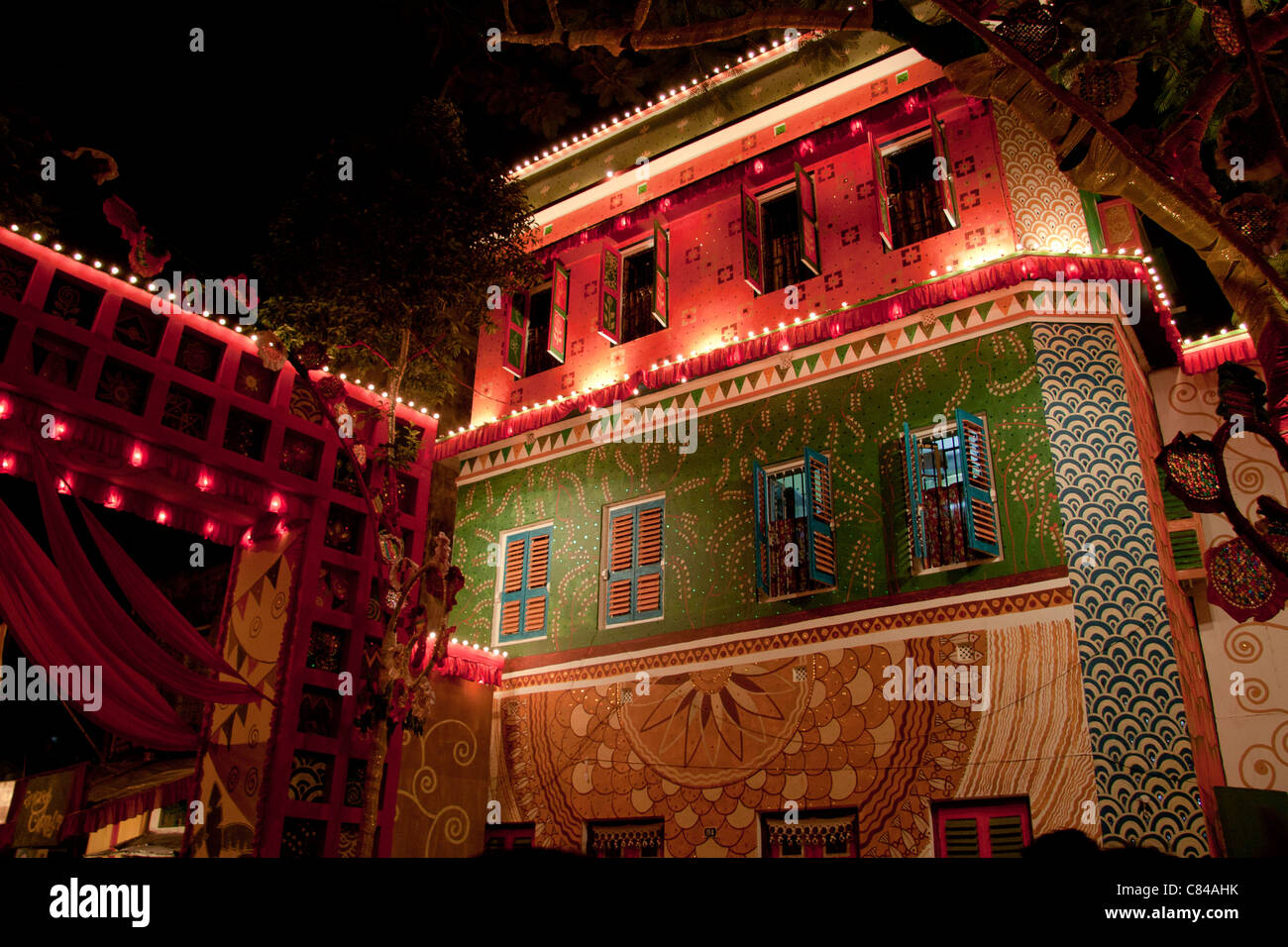 Wohnhaus am "Badamtala Ashar Sangha Puja" Durga Puja Festival in Kolkata, Westbengalen, Indien eingerichtet. Stockfoto