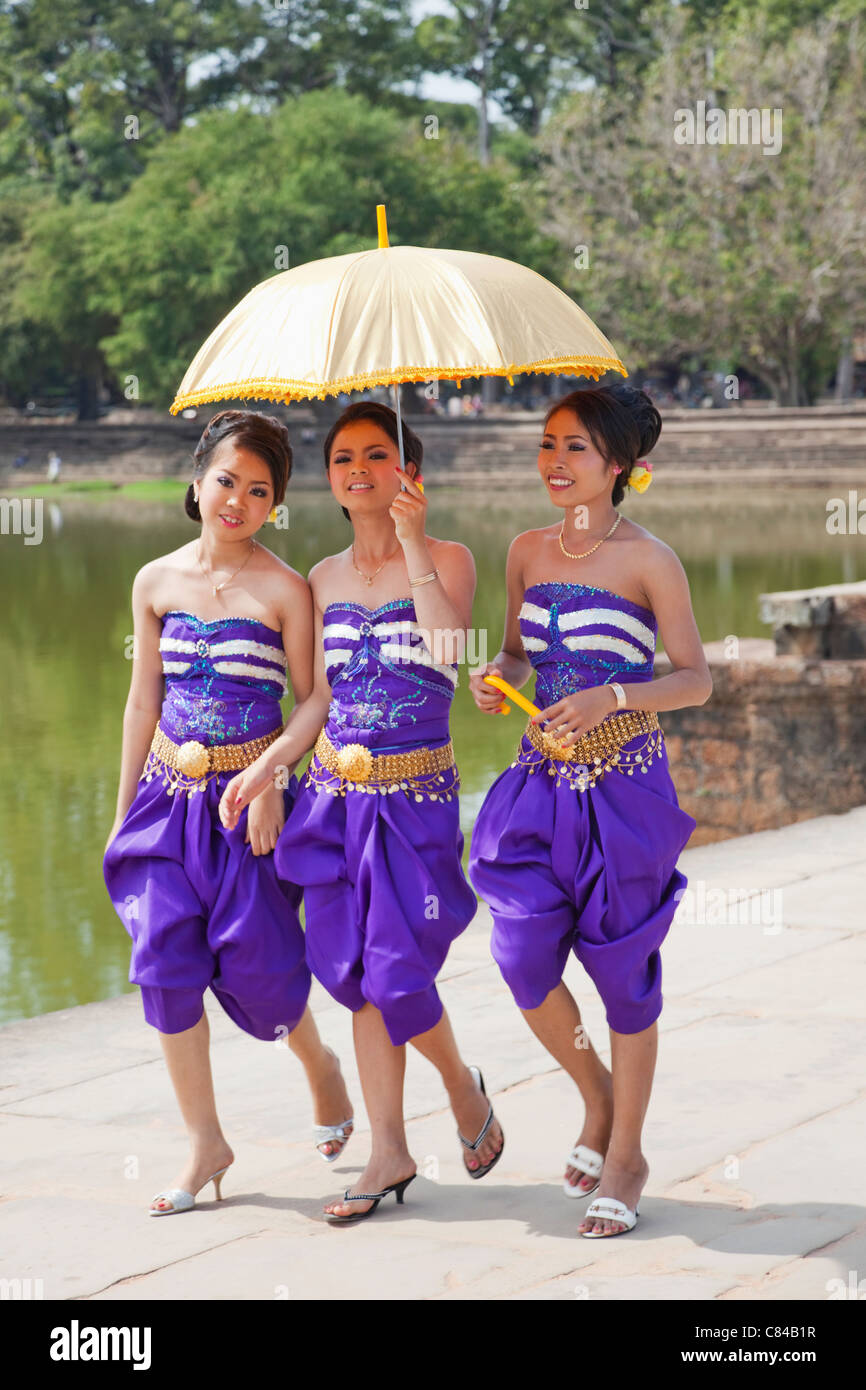 Kambodscha, Siem Reap, Angkor Wat, Mädchen in traditionellen formelle  Kleidung Stockfotografie - Alamy