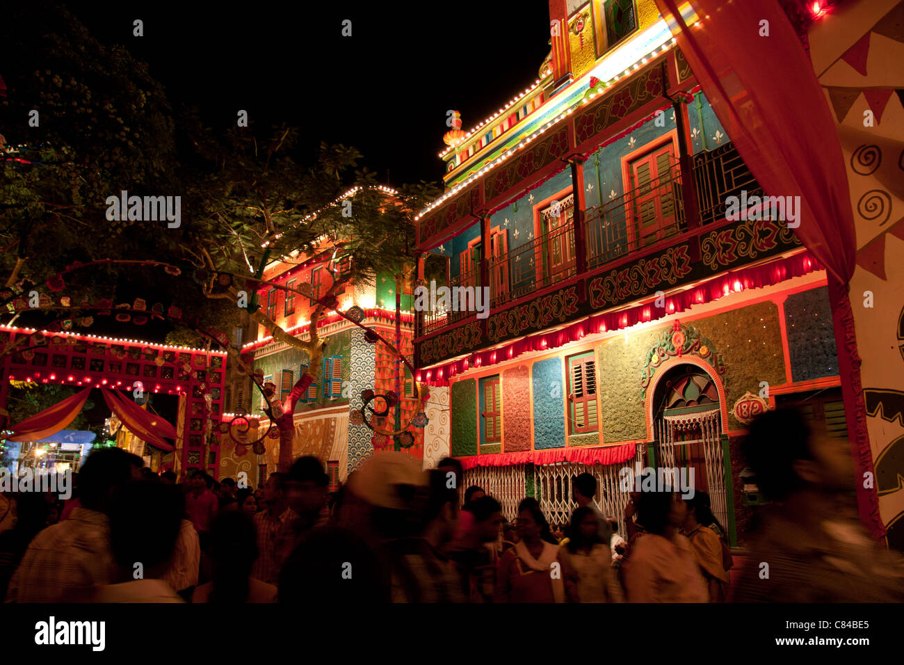Wohnhaus am "Badamtala Ashar Sangha Puja" Durga Puja Festival in Kolkata, Westbengalen, Indien eingerichtet. Stockfoto