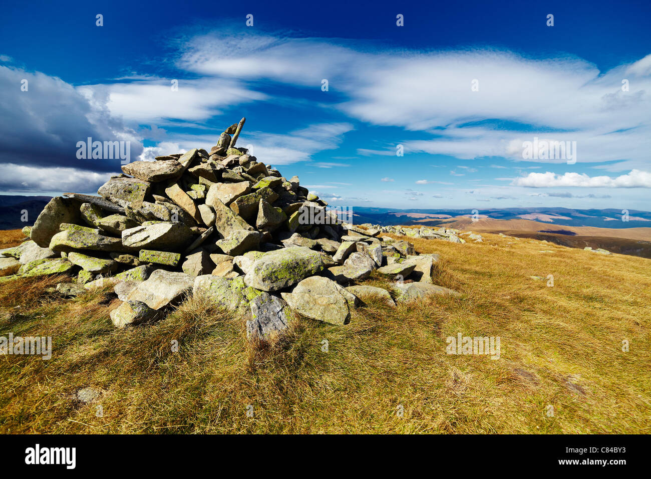 Steinhaufen, die Kennzeichnung der Mohoru Höhepunkt der Parang Mountains in Rumänien Stockfoto