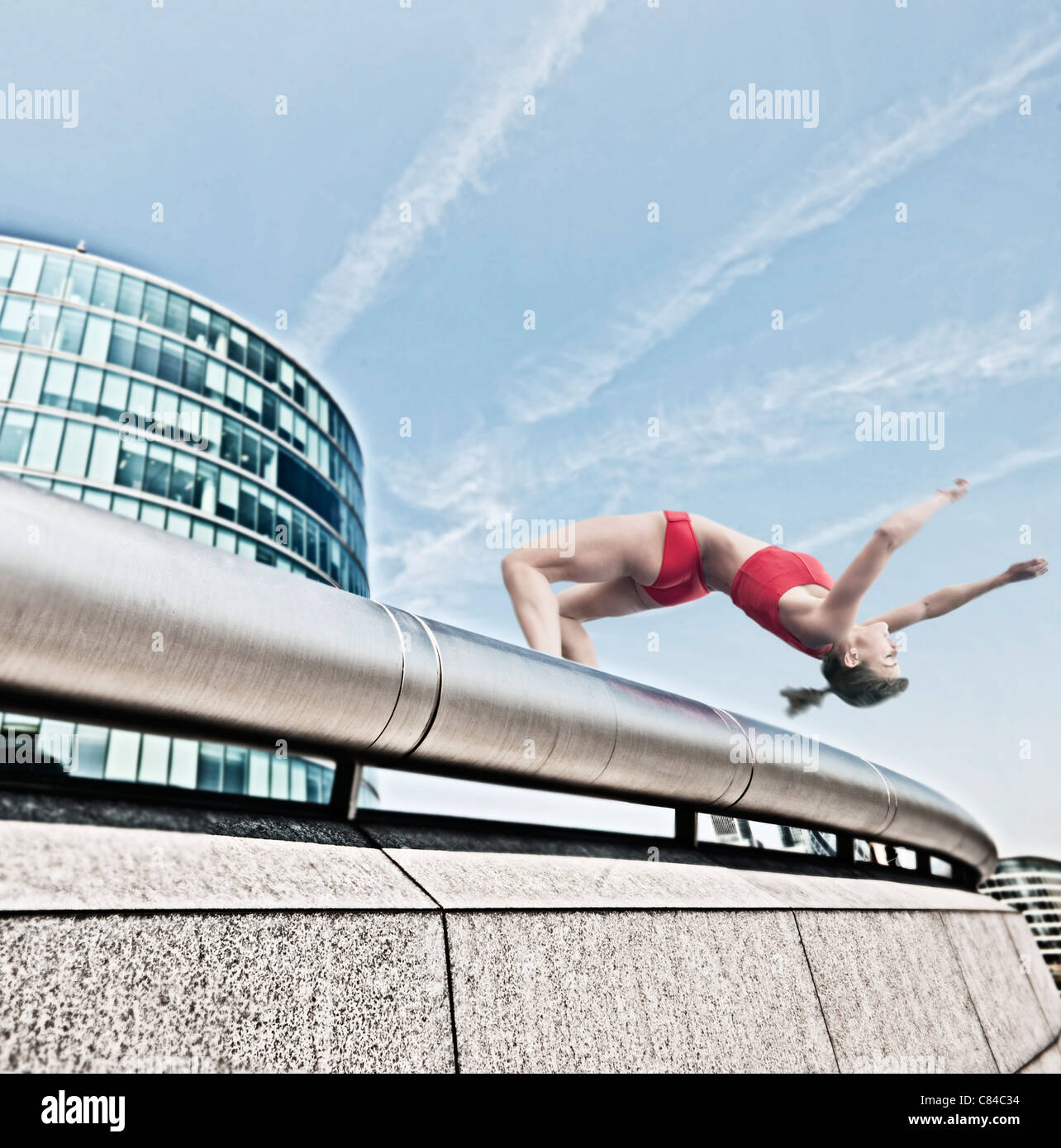Athlet Voltigieren über steinerne Geländer Stockfoto