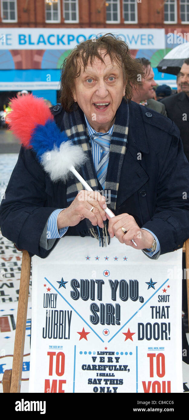 BLACKPOOL, UK, Montag, 10. Oktober 2011 Comedian Ken Dodd öffnet den Blackpool Komödie Teppich auf dem Resort-Promenade.  Das Stück des Künstlers Gordon Young verfügt über 1000 von Schlagwörtern von Schauspielern, die in Blackpool im Laufe der Jahre durchgeführt haben. Stockfoto