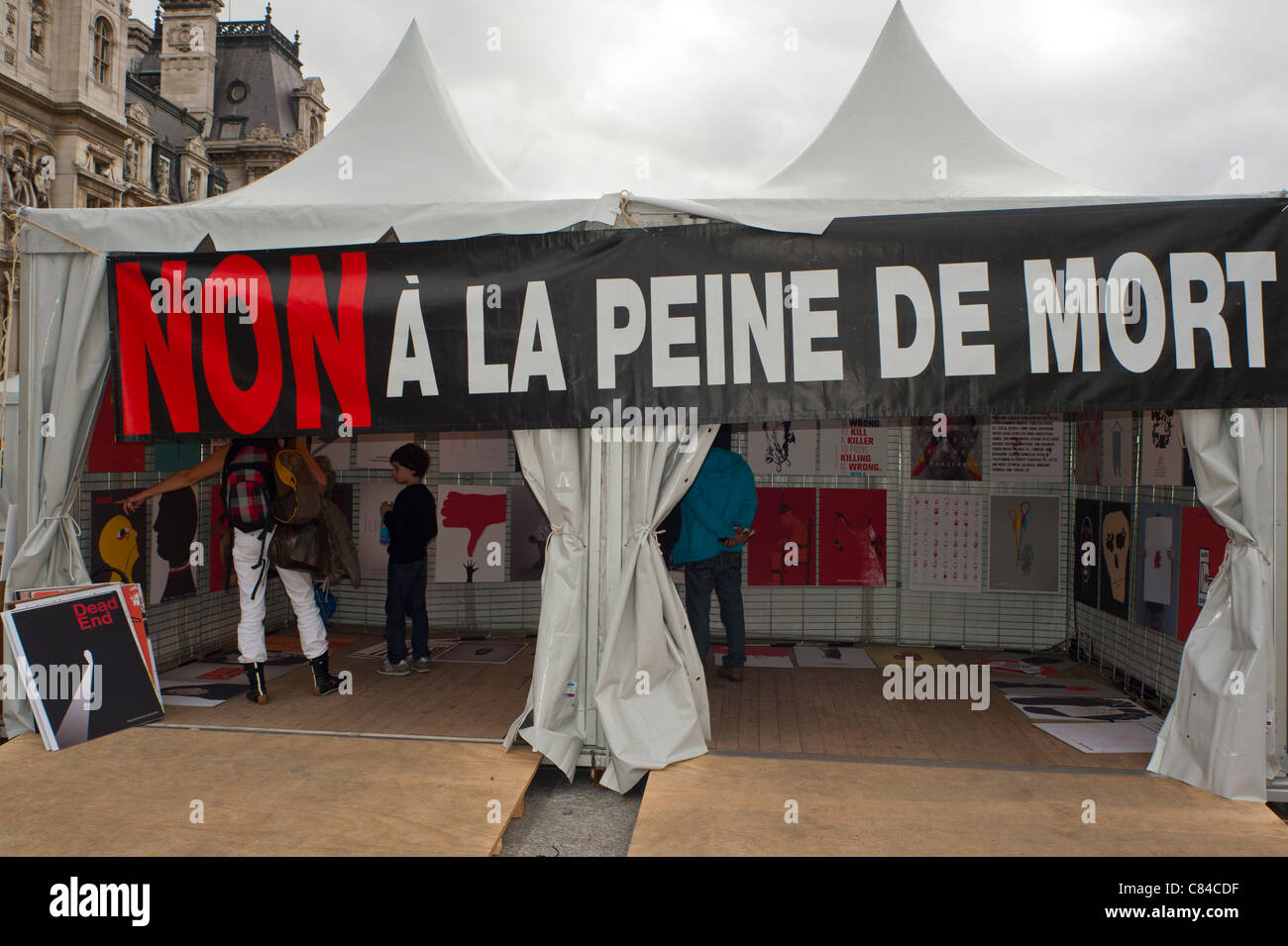 Par-leuchtet, Frankreich, Französisch-Banner, Zelt am Stadtplatz, aus Protest gegen die Todesstrafe. Stockfoto