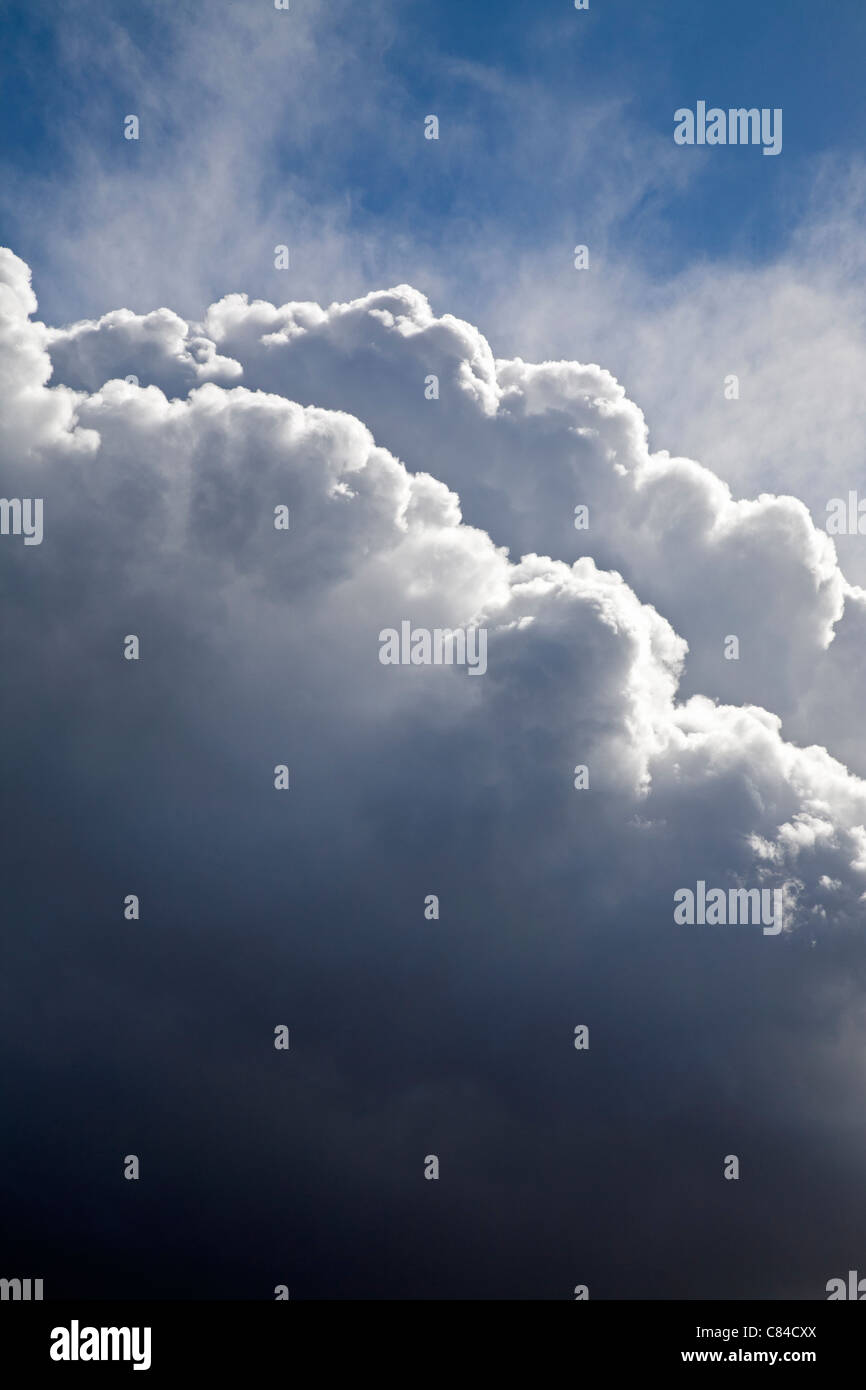 Schichten von Gewitterwolken ziehen über einen blauen Himmel. Stockfoto