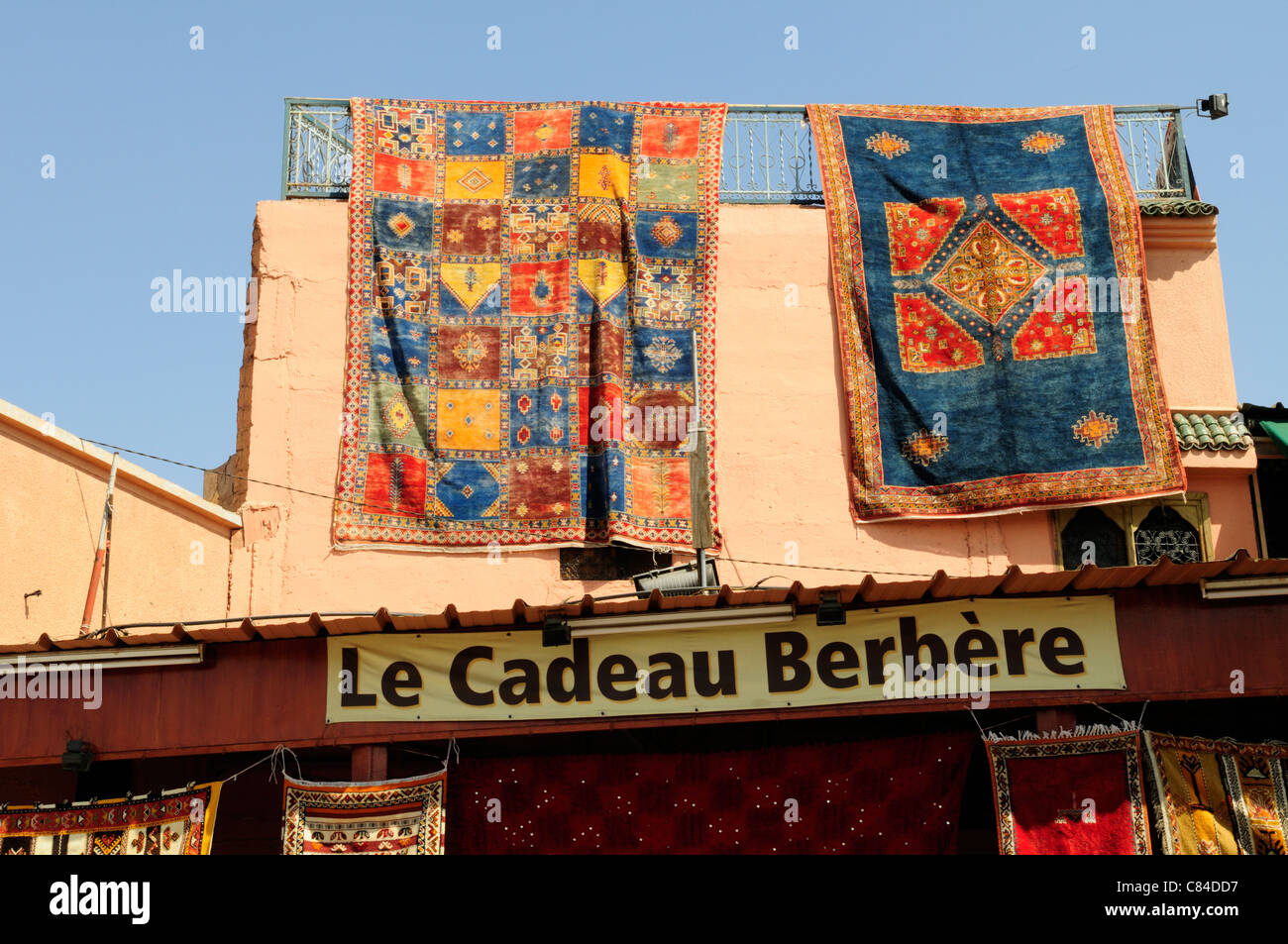 Le Cadeau Berbere Teppichgeschäft, Place Djemaa el Fna, Marrakesch, Marokko Stockfoto