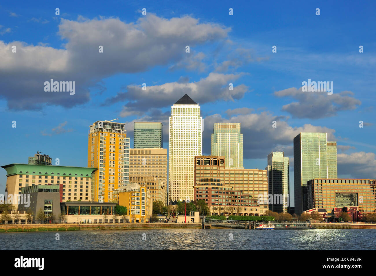 Geschäftsviertel Canary Wharf in East London, Großbritannien, von der South Bank der Themse Stockfoto