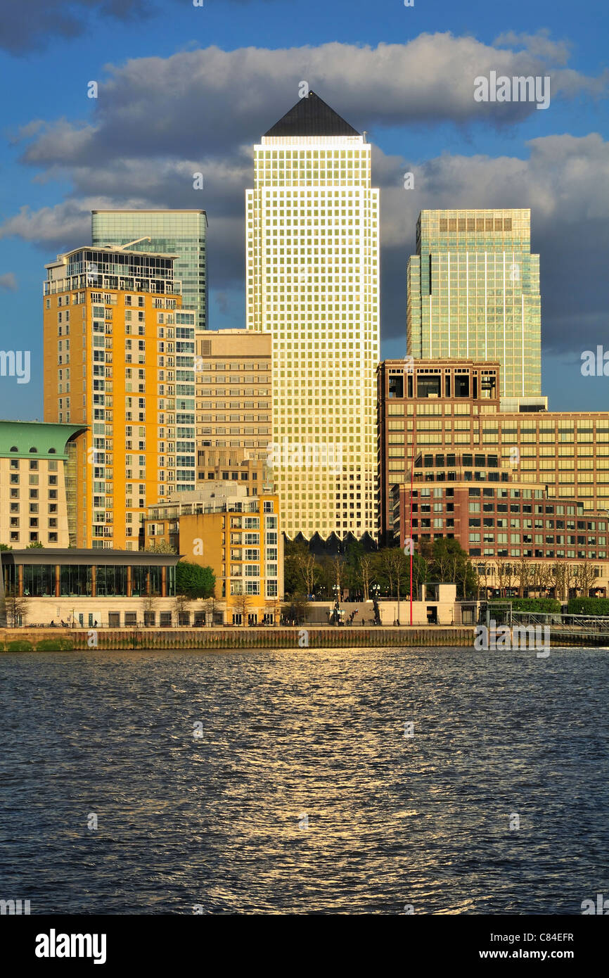 Canary Wharf Geschäftsviertel, London UK, im Sonnenlicht mit Reflexionen Stockfoto
