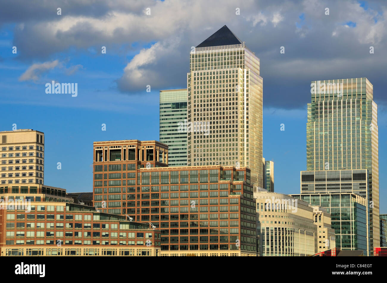 Moderne Bürogebäude am Canary Wharf, Isle of Dogs, London UK, mit blauem Himmel und Wolken Stockfoto