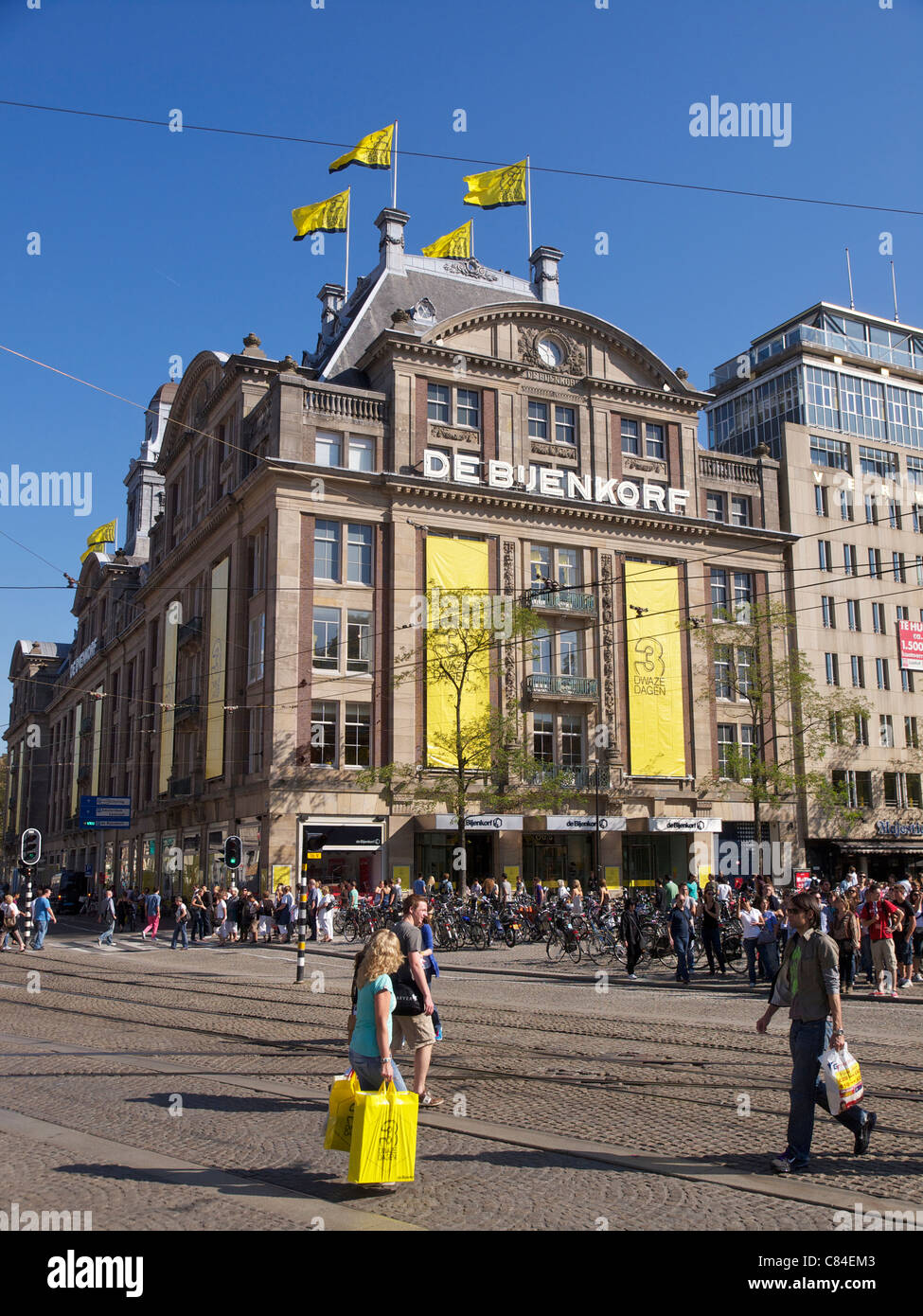 das berühmte Kaufhaus Bijenkorf Luxus auf dem Dam, Amsterdam Niederlande Stockfoto