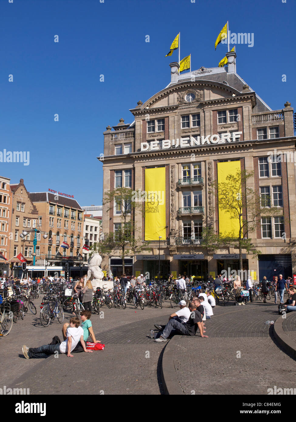das berühmte Kaufhaus Bijenkorf Luxus auf dem Dam, Amsterdam Niederlande Stockfoto