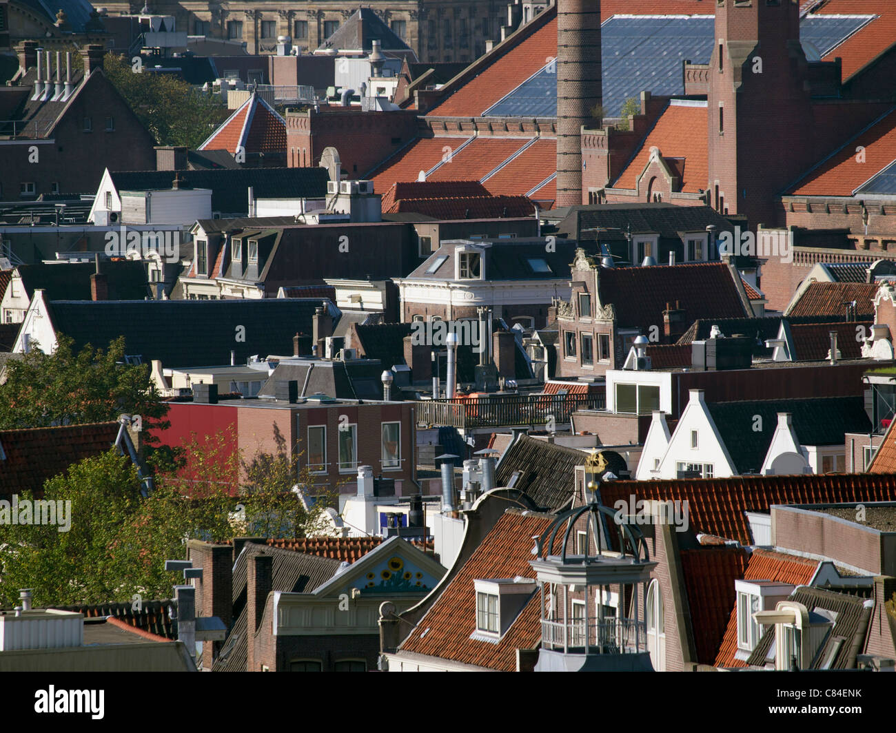 Amsterdam Zentrum Dächer, Niederlande. Großes Gebäude oben rechts ist die Börse von Berlage. Stockfoto