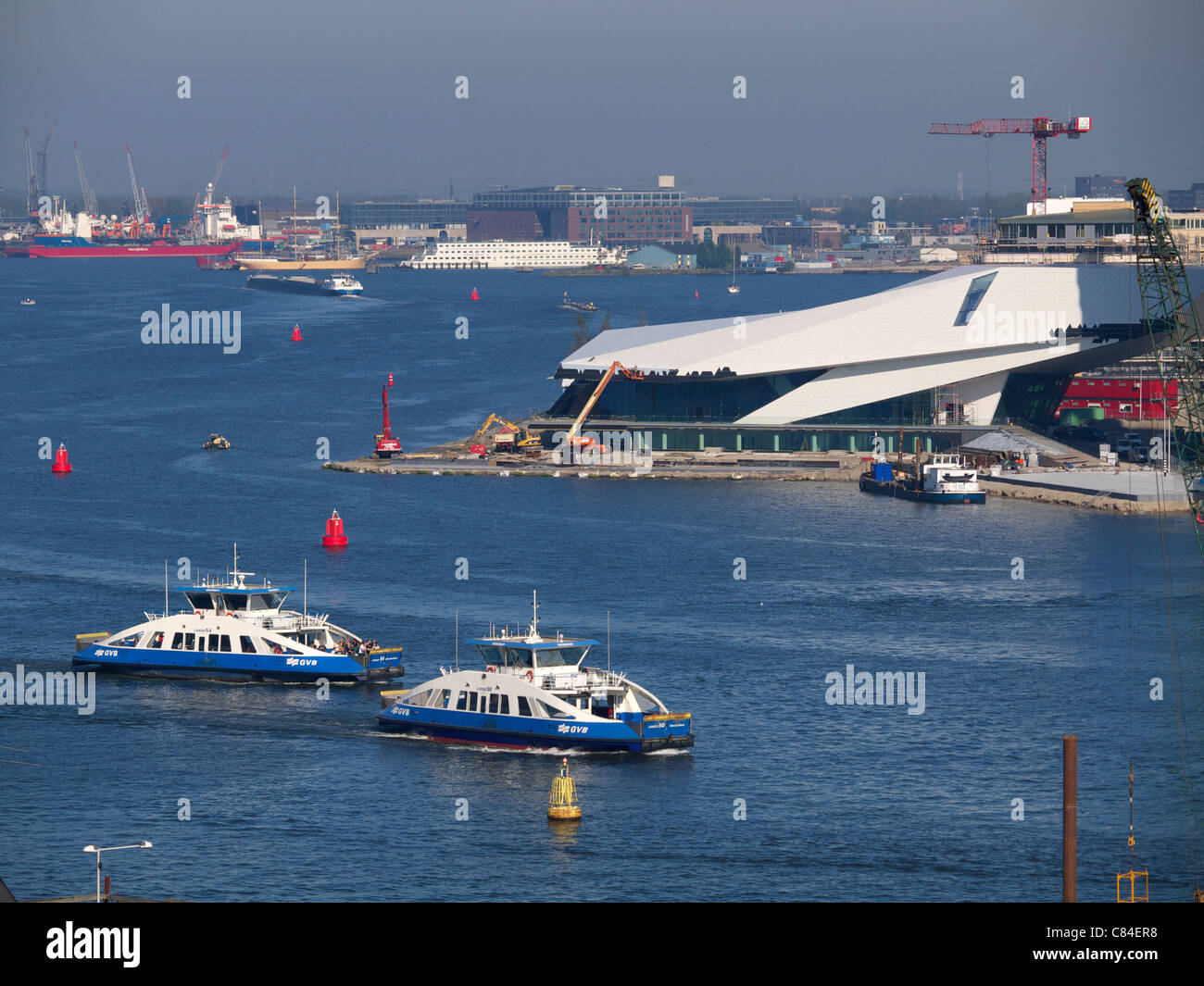 das IJ Wasser mit Fähren und neues Museum gebaut in Amsterdam, Niederlande Stockfoto