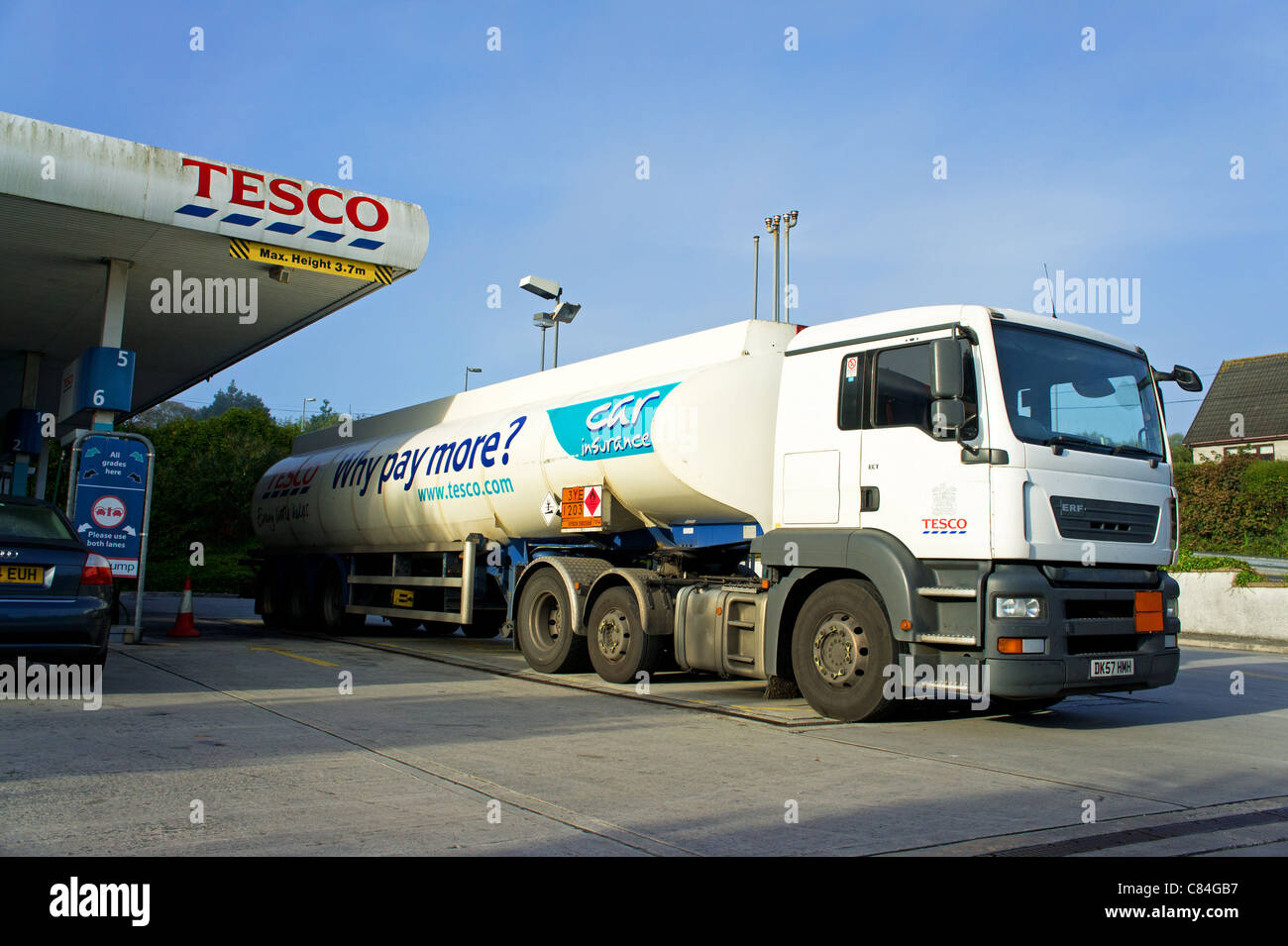 Ein Benzin-Tanker auf dem Vorplatz der Tankstelle Tesco, uk Stockfoto