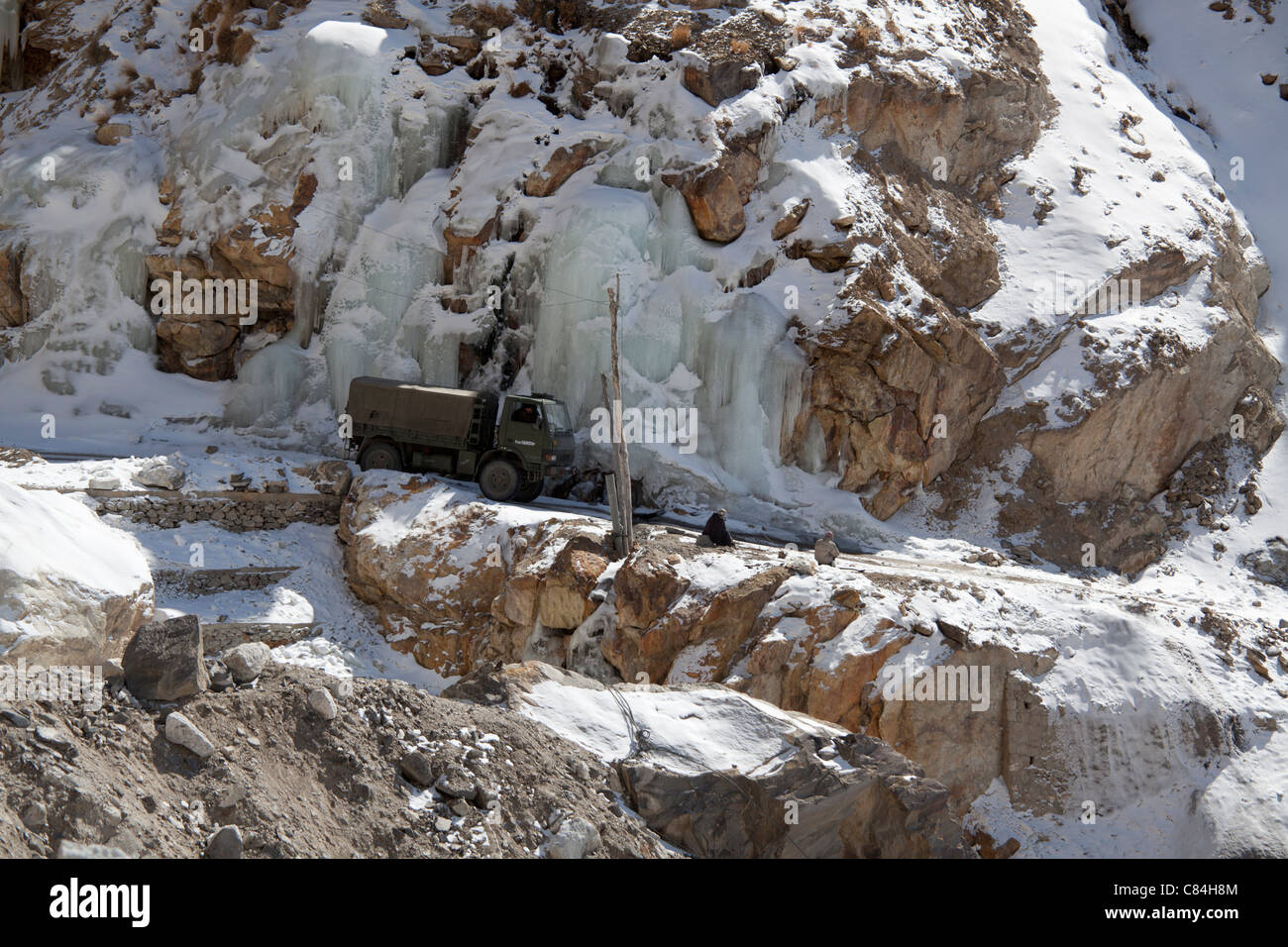 Spiti Valley, Himachel Pradesh, Nordindien. Armee LKW Reisen im winter Stockfoto