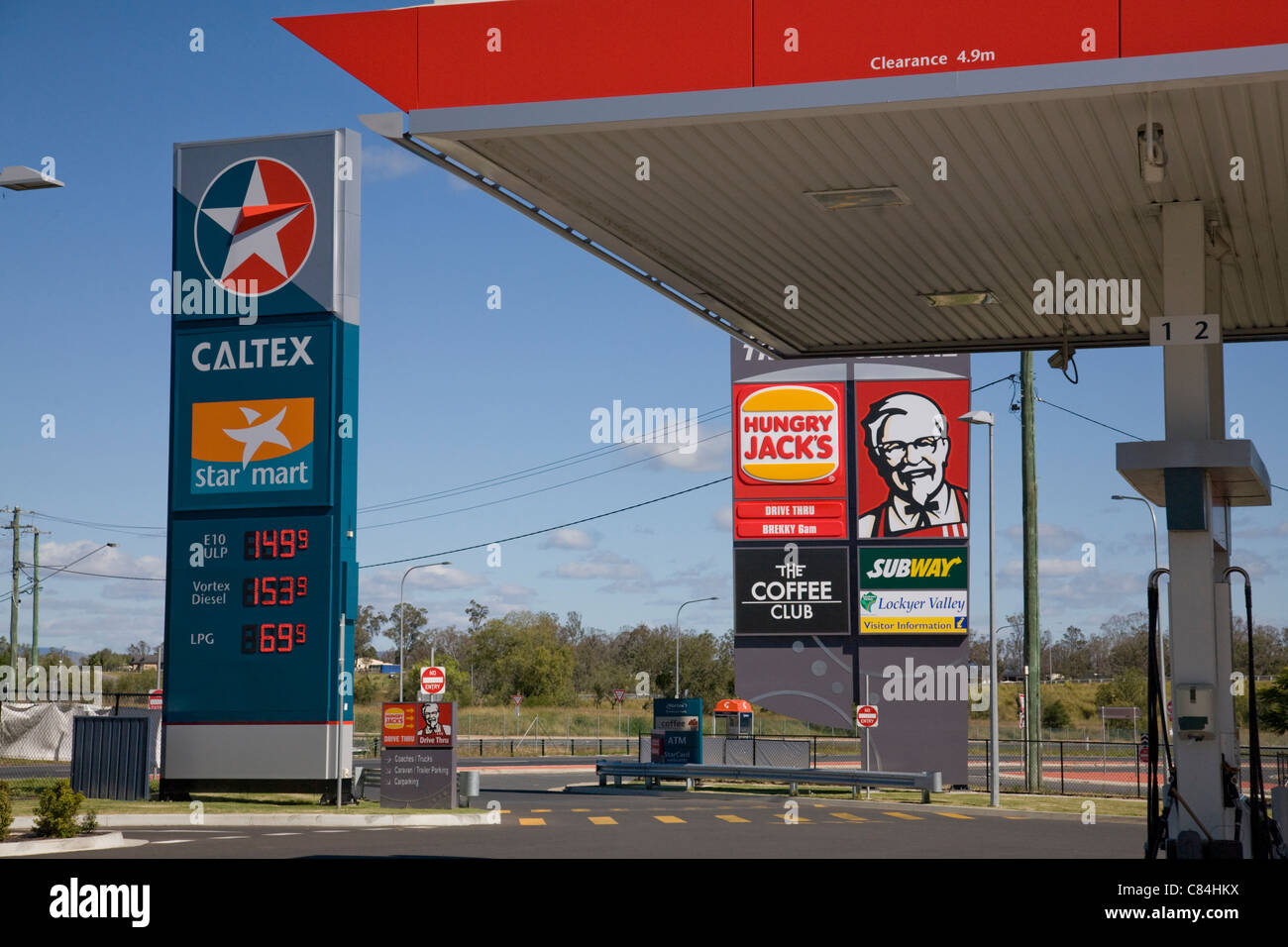 Vorplatz einer caltex-Tankstelle in Queensland mit hungrigen Jacks und KFC-Geschäften, Australien Stockfoto