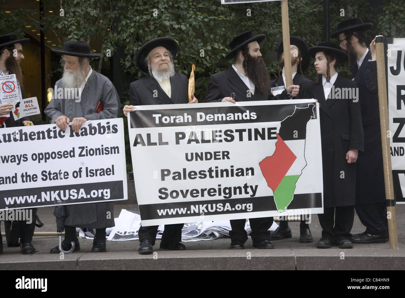 Ultra-orthodoxen jüdischen Rabbinern demonstrieren in der Nähe der UNO in New York zu Palästina befreien und den Staat Israel zu demontieren. Stockfoto
